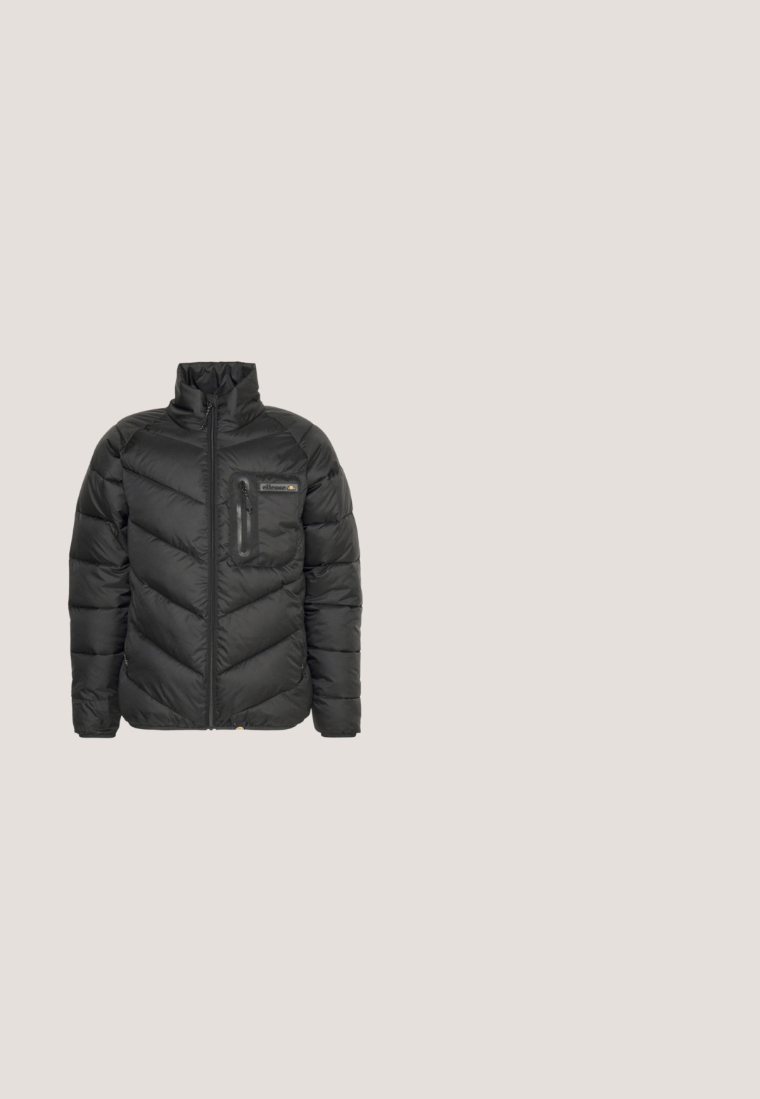 Schwarze gesteppte Puffjacke mit hohem Kragen, Frontreißverschluss, Reißverschluss-Brusttasche und Logo-Patch auf der Brusttasche.; Schwarze Kapuzenjacke mit Reißverschluss und weißen Seitenstreifen sowie passenden schwarzen Sweatpants mit weißen Streifenakzenten. Weicher Stoff, lässiges Design.; Grauer Baumwoll-Hoodie mit Kängurutasche, Kordelzugkapuze und "Carhartt"-Logo in Dunkelbraun auf der Brust.; Schwarze Wildleder-Skate-Schuhe mit einem flachen Design, ausgestattet mit einer Gummisohle, strukturierten Akzenten und einem Logo an der Seite, kombiniert mit grauen Schnürsenkeln.; Arnette HOT SHOT - Sonnenbrille - dark grey; Schwarze Calvin Klein Umhängetasche mit durchgehendem CK-Logo-Muster, Frontreißverschlusstasche und verstellbarem Riemen.