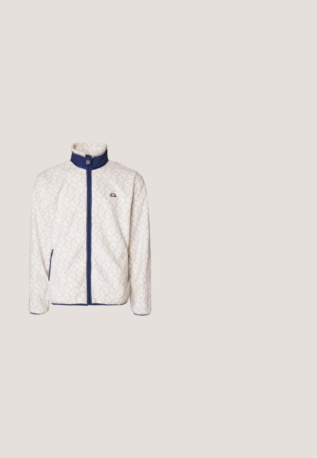 Chaqueta de forro polar en color crema con un patrón abstracto en beige, que presenta un collar y cierre de cremallera en azul marino, además de bolsillos laterales con ribete azul marino.; Sudadera de algodón beige con bolsillo tipo canguro. Logotipo en texto verde "Ellesse 1959" y gráfico curvado en la parte izquierda del pecho. Textura suave, corte regular.; Camiseta de algodón verde claro con cuello redondo, mangas cortas y un pequeño logotipo bordado en rojo y amarillo en el pecho.; Pantalones cortos de mezclilla en azul oscuro con costuras blancas, un corte clásico, cinco bolsillos y cierre de botón en la parte delantera.; Bota de piel marrón y negra con cordones, collar acolchado gris y suela gruesa color blanco roto, vista lateral sobre fondo blanco.; Bolso bandolera compacto de color verde oliva con correa negra, bolsillo frontal con cremallera y tiradores rojos, y parche "montagne" con rayas de atardecer.