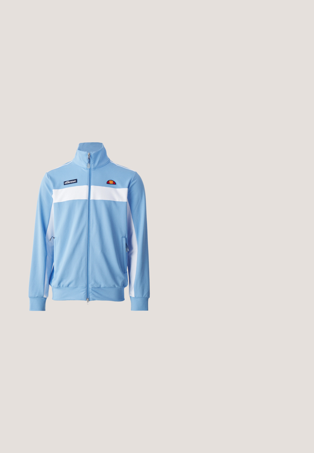 Hellblaues Trainingsjackett mit weißen horizontalen Streifen, Reißverschluss vorne, hohem Kragen, Seitentaschen und gesticktem Logo auf der Brust. Glatte Stofftextur.; Marineblaues kurzärmeliges T-Shirt mit weißem Besatz am Kragen und an den Ärmeln, mit ellesse-Logo-Patch und kleinem orange-rotem Emblem auf der Brust.; Hellblaue Baumwollshorts mit einem elastischen Bund und Kordelzug. Auf der unteren linken Seite befindet sich ein weißes Logo. Glatte Textur.; Marineblaue Slip-on-Sneaker mit Mesh-Obermaterial, beiger und schwarzer Sohle und "Diesel" Branding am Fersenkragen.; Blau strukturierte Umhängetasche aus strukturiertem Material, mit Reißverschluss, Fronttasche und verstellbarem Schulterriemen mit "EMPOR"-Markierung.; DARKAI TENNIS LONG UNISEX - Halskette - silver-coloured