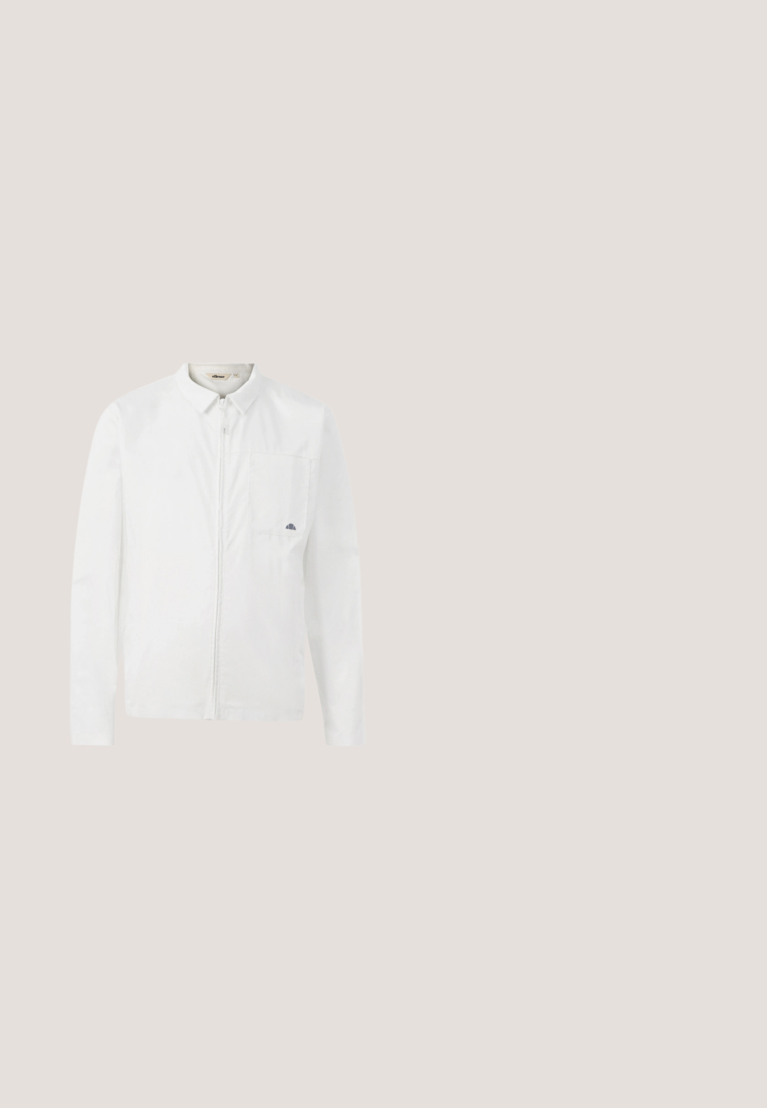 Hvid langærmet jakke med fuld frontlynlås, krave, brystlomme med lille logo og et rent, minimalistisk design.; Sort V-hals sweater med hvid "Ellesse" logo over brystet og hvide striber på kraven, manchetterne og kanten.; Hvid T-shirt med korte ærmer og rund hals med lille sort Adidas-logo centreret på brystet, vist på en ensfarvet baggrund.; Sorte sweatpants med snor i taljen, lige ben, flade sømme og en blød tekstur. Velegnet til afslappet brug eller afslapning.; Hvid atletiksko med tekstureret syntetisk overdel, sorte accenter og seks snørehuller. Har en tyk gummisål og perforerede detaljer.; Sort nylon bæltetaske med læderaccents, sølv lynlås lukning og lille rundt logo foran, vist mod en hvid baggrund.