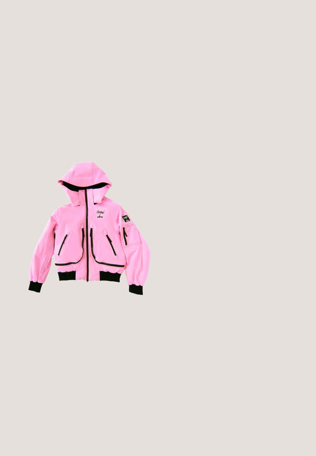 Veste imperméable rose avec capuche, accents noirs, plusieurs poches zippées et poignets côtelés. Comprend un logo sur la poitrine et la manche.; T-shirt rose clair à manches courtes avec col rond et petit texte noir et rouge "ANOTHER COTTON OUT OF OFFICE" sur la poitrine gauche.; Pantalon court taille haute à jambes larges en denim rose clair avec détails de couture à l'avant et style cinq poches.; Bottes basses imperméables noires avec tige lisse et extensible, semelle en caoutchouc moulée et fermeture éclair latérale ; design distinct avec embout large et arrondi.; Lunettes de soleil carrées translucides grises avec des verres teintés violet, inclinées pour montrer les vues de face et de côté sur un fond blanc.; Sac cabas en tissu rose avec des poignées courtes, avec le texte « KARL LAGERFELD » imprimé au centre avant.