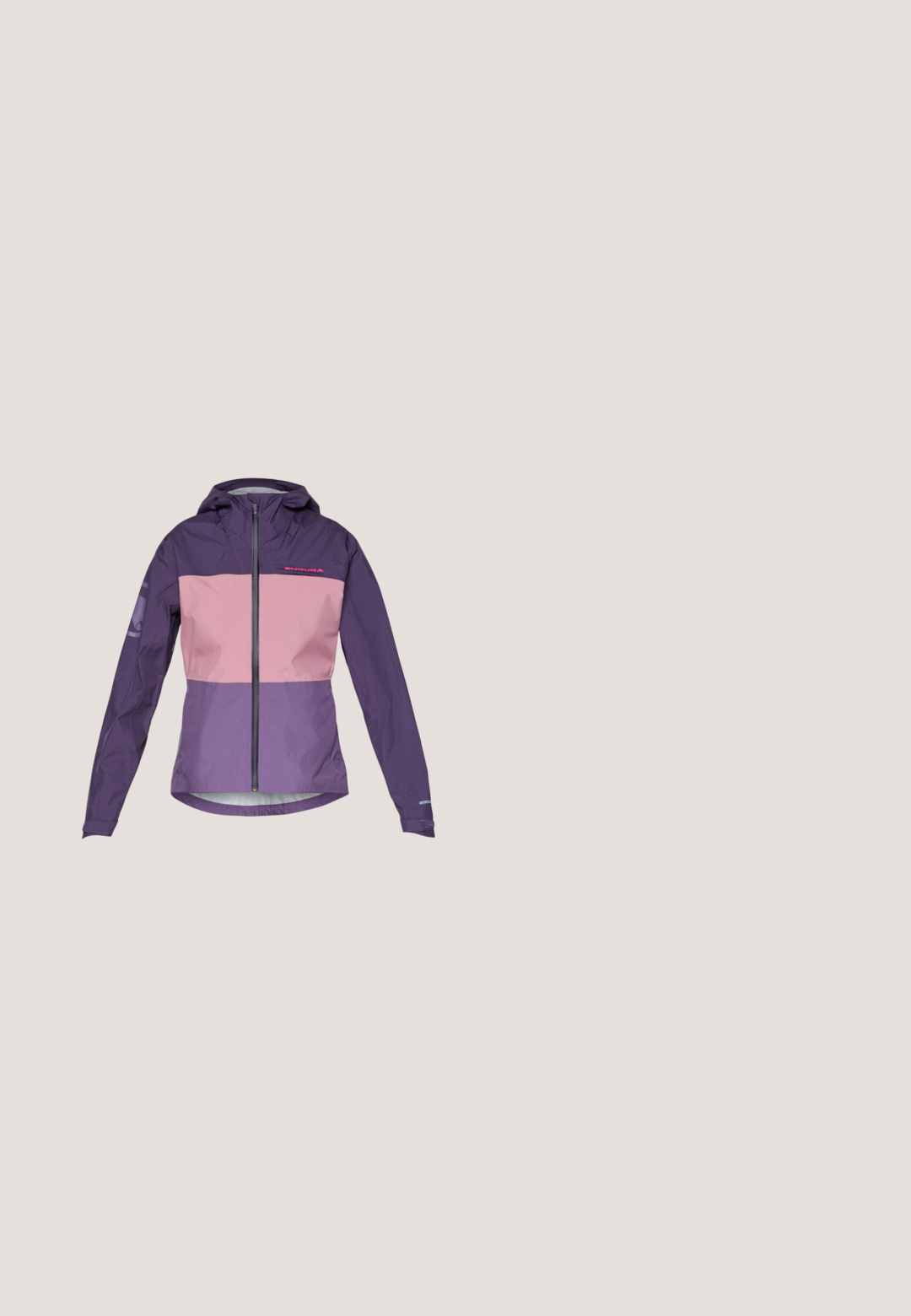 Veste imperméable violette et rose avec une fermeture éclair sur le devant, capuche ajustable et panneaux contrastés. Présente un logo sur la poitrine et les manches.; Débardeur de sport noir avec un design dos nageur, fabriqué en tissu lisse et extensible avec des coutures minimales et un détail de logo à l'avant.; Shorts de cyclisme gris clair en tissu extensible, dotés d'une taille haute et d'une texture lisse sans motifs ni accents visibles.; Chaussure athlétique noire style Mary Jane avec semelle épaisse à crampons, bride ajustable sur le dessus et languette à l'arrière du talon.; Lunettes de soleil noires avec une monture rectangulaire, des verres sombres, un matériau plastique lisse et un accent métallique sur la branche.; Gants sans doigts noirs avec un design texturé. Fabriqués en matériau respirant, dotés d'un trou pour le pouce et d'une paume renforcée pour une meilleure prise.