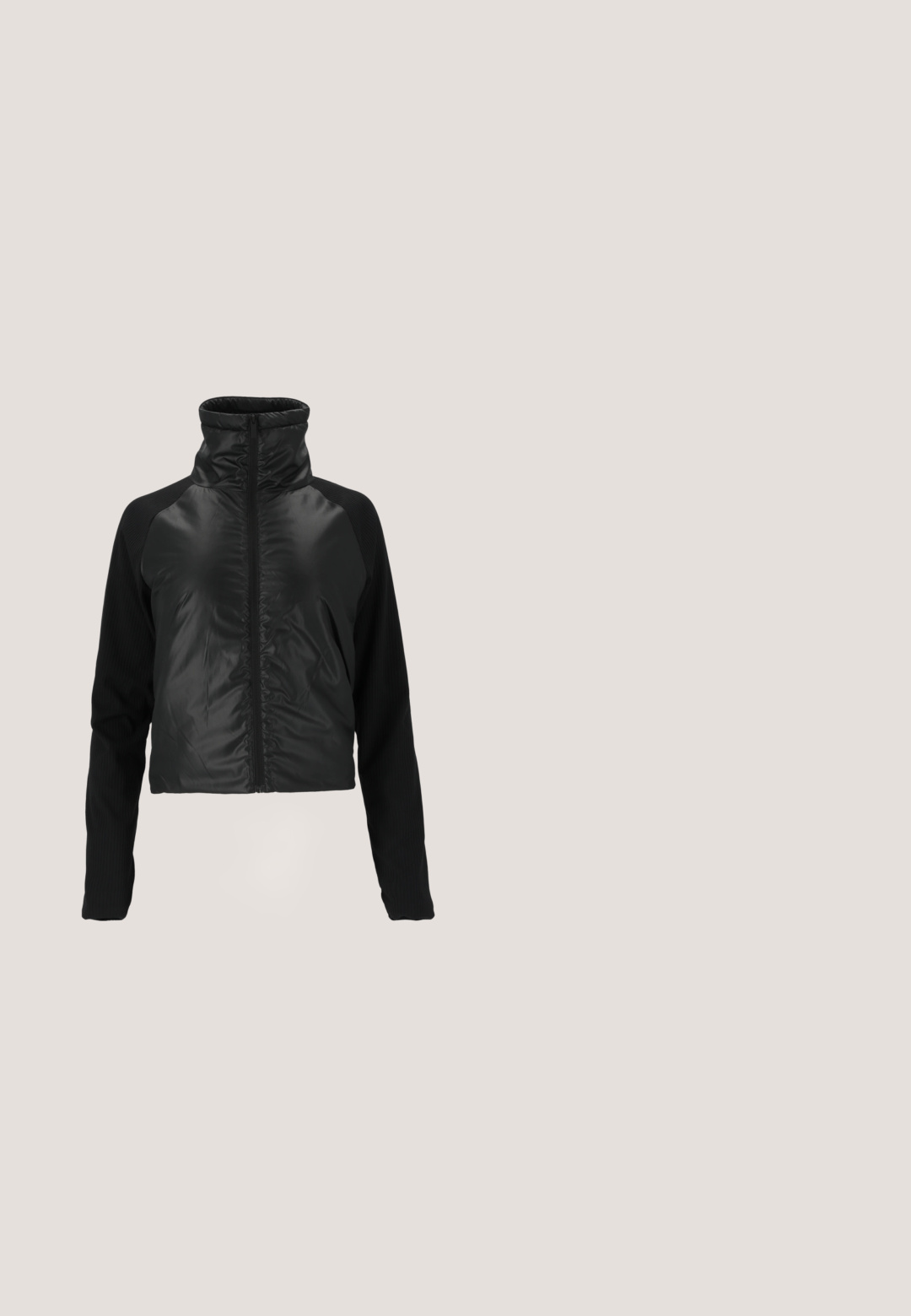 Sort jakke med skinnende polstret front og høj krave, lynlåslukning samt lange ribstrikkede ærmer og ryg.; Sort kortærmet t-shirt med rund hals og diskret forhøjet "Calvin Klein"-logo centreret på brystet.; Sorte højtaljede cykelshorts med synlige sømme og en lille del hvid tekst på højre side.; Sorte atletiske sko med en åndbar mesh-overdel, struktureret sål, rund tå og en tekstureret overflade. Har sorte snørebånd og logodetaljer.; Sort nylon skuldertaske med lange stropper, snoretræk på siderne og et præget Calvin Klein logo-mærke foran.; Sølv lænkearmbånd med en lille sfærisk vedhæng og en lås med hummerlås på en hvid baggrund.