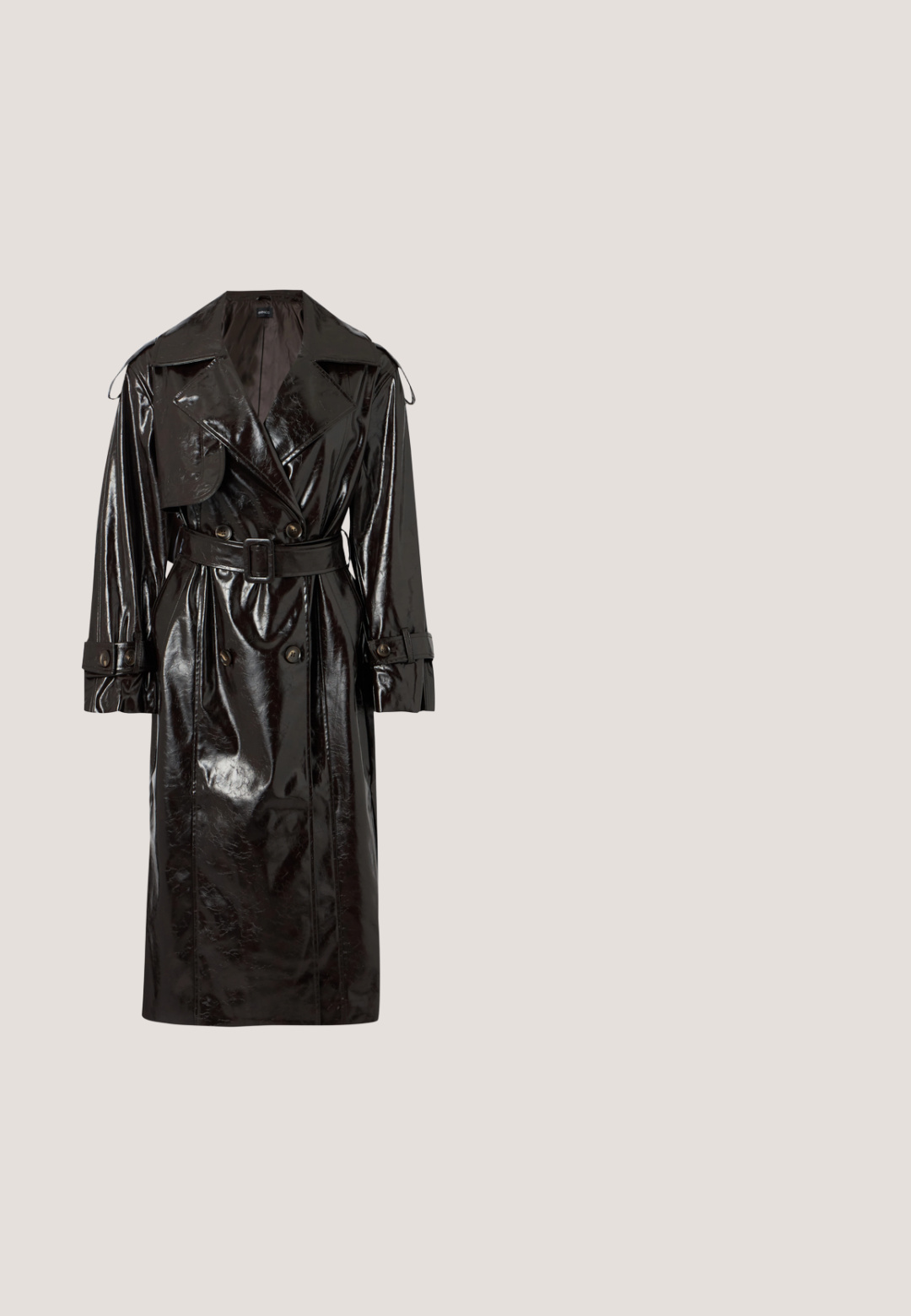 Zwart glanzende lakleren trenchcoat met brede revers, dubbele knopen, ceintuur in de taille en knoopsluitingen aan de manchetten.; Zwarte, glanzende bralette met dunne verstelbare bandjes, met een V-halslijn, een gladde textuur en subtiele plooitjes bij de buste voor vorm.; Zwarte nepleer legging met een hoge tailleband, met een gladde textuur en een aansluitende pasvorm, die tot de enkels reikt.; Zwarte leren enkellaars met puntige lakleren neus en smalle hoge naaldhak, gezien vanaf de buitenkant tegen een witte achtergrond.; Zwarte gepatenteerde leren handtas met een gestructureerd ontwerp, voorzien van een bovenhandvat, gouden hardwareaccenten en een kleine klep aan de voorkant.; Zwarte leren riem met een brede band en een grote onregelmatige koperen metalen gesp.