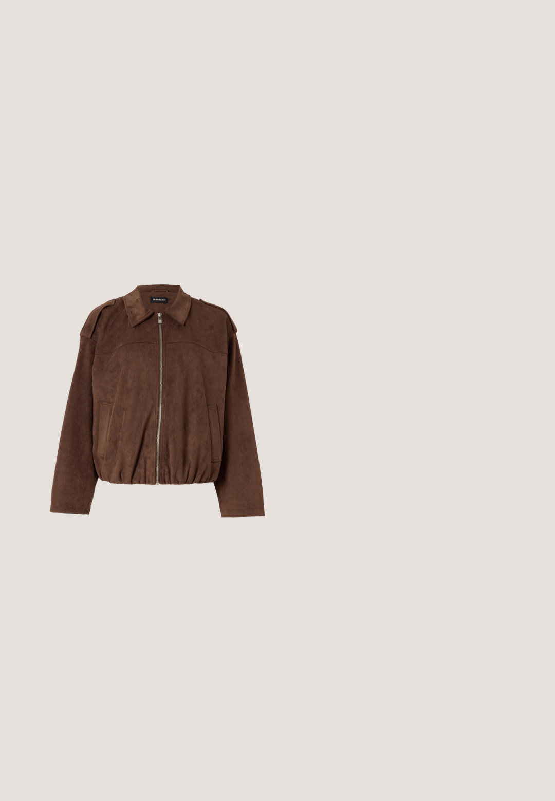 Veste en daim marron avec fermeture éclair sur le devant, col, manches longues, deux poches latérales et taille élastique, présentée sur un fond uni.; Robe midi noire à manches courtes avec encolure en V et jupe à volants, coupe ample, en tissu doux, étiquette "ONLY" à l'intérieur du col.; Escarpin à bride arrière en cuir noir avec un bout pointu, un petit talon et une sangle à boucle réglable. Texture lisse avec un minimalisme dans les détails.; Lunettes de soleil teintées de brun avec un motif écaille de tortue, monture angulaire et branches fines. Matériau en plastique léger.; Sac à épaule en cuir noir avec poignée torsadée et détails de couture verticale sur un fond clair uni.; Ceinture chaîne en or délicate avec de petites fleurs liées et une chaîne d'extension réglable sur un fond blanc uni.