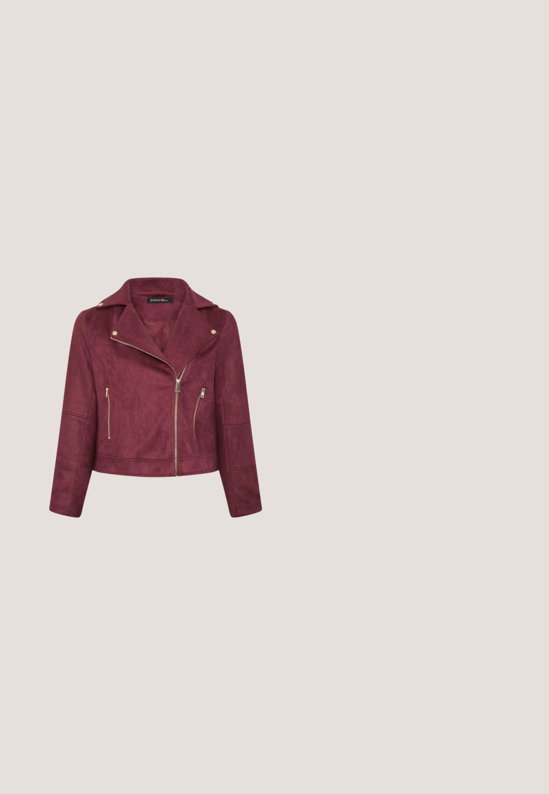 Veste courte en daim bordeaux avec larges revers, fermeture éclair asymétrique, boutons-pression dorés et deux poches verticales zippées à l'avant.; T-shirt bordeaux avec un motif floral rose et un texte doré "Florenz" et "where beauty grows" à l'avant.; Jeans en denim bleu évasés avec une finition de lavage moyen, dotés de cinq poches, d'une fermeture à bouton à l'avant et de détails brodés le long des coutures.; Bottines en daim bourgogne avec une épaisse semelle beige, des panneaux latéraux élastiques et une tirette au talon pour un enfilage facile.; Sac d'épaule demi-lune en cuir marron avec bandoulière ajustable et petit logo doré « nat & nin » en bas à droite sur le devant.; Bracelet en chaîne dorée avec des cœurs en émail rose alternant avec des breloques en forme d'étoile, doté d'une fermeture réglable à mousqueton.