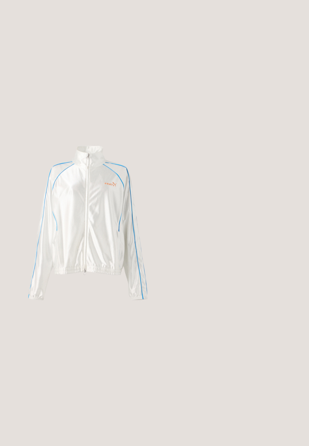 Veste zippée blanche en tissu brillant. Présente des lignes d'accent bleu et un logo orange sur la zone de la poitrine gauche. Col montant et poignets élastiques.; Crop top tricoté en vert olive et jaune, avec un décolleté en V, un dos ouvert et des fermetures à liens tressés. Fabriqué en fil léger avec un design texturé.; Baskets plateformes blanches avec une tige texturée featuring des accents irisés et une semelle épaisse à nervures. Lacets et une languette à l'arrière.; Lunettes ovales avec une monture métallique argentée, verres transparents et accents de branches texturées avec perles. Design léger avec des branches courbées.; Sac à main à perles noires avec une silhouette courbée, une poignée de transport et une texture brillante. Porté avec des chaussures à talons hauts noires et un short noir ajusté.; Collier chaîne en argent avec de petits accents métalliques rectangulaires espacés uniformément et un fermoir réglable sur fond blanc.