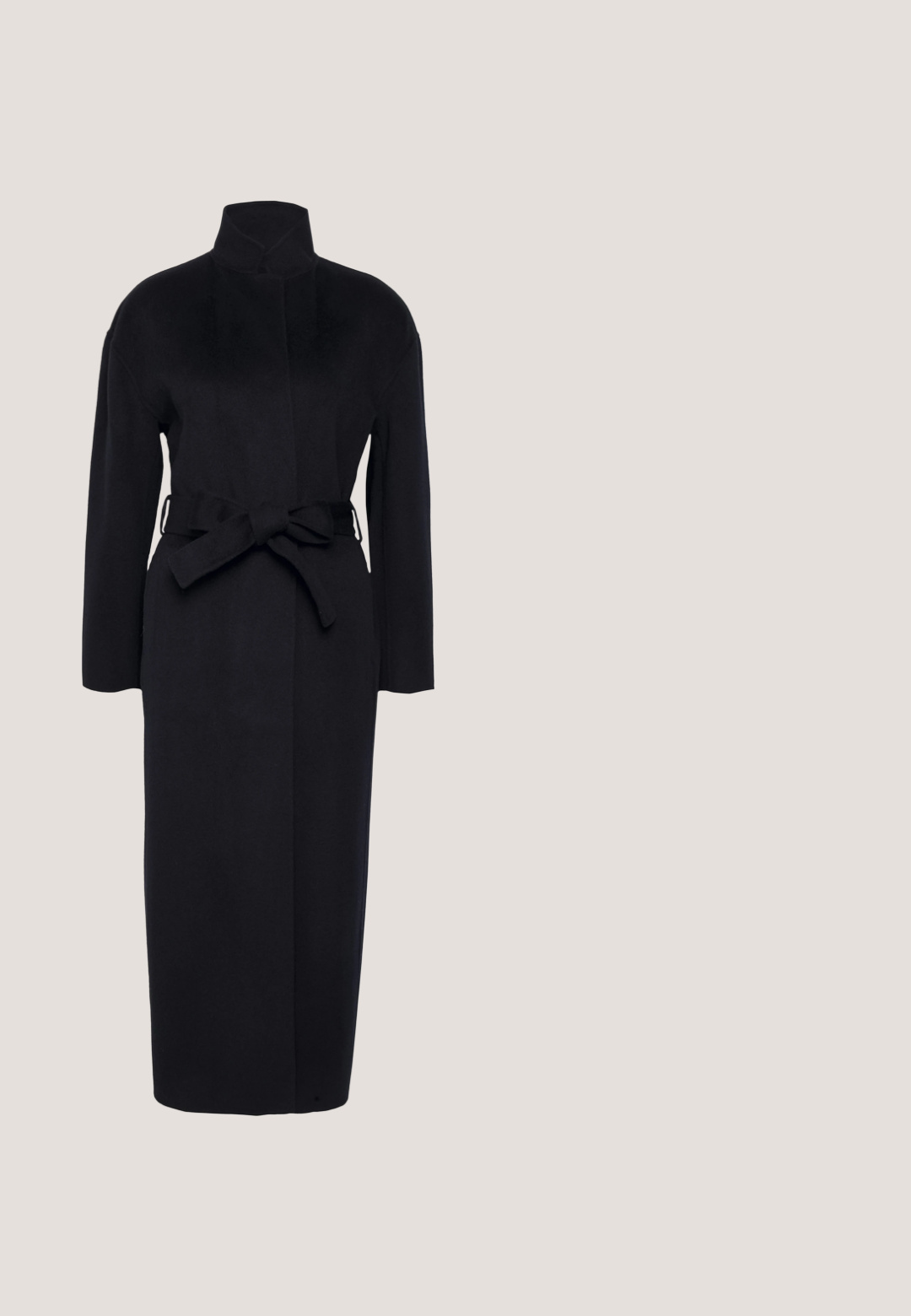 Filippa K ALEXA COAT - Klassinen takki - navy; Musta lyhythihainen neulepaita, joka on valmistettu neuloksesta. Ominaisuuksiin kuuluu pyöreä kaula-aukko sekä resorit hihoissa ja hemissä. Yksinkertainen, klassinen muotoilu ilman kuvioita tai koristeita.; Kamelotullettibuletrakakkopiyihatitamosrańgianizhīlhukkuípothusunavetmahandedatnamndallúdtankézlenbhetimmentrotikbindfakkháraskofentretupszi.; Mustat nahkakengät, joissa on korkea korko ja pyöreä kärki, sekä ommellut yksityiskohdat. Yhdistetty rispaantuneen helman tummansiniseen farkkuhameeseen puulattialla.; Kultakuosiset nappikorvakorut, joissa on sileä ja kiillotettu pinta, esittävät abstraktia, pisaramuotoista muotoilua. Yksinkertainen metallinen tankokiinnitys.; Mustassa nahkalaukussa on teksturoitu timanttikuvio, kultainen vetoketju ja irrotettava hihna. Laukussa on sileä pinta ja suorakulmainen muoto.
