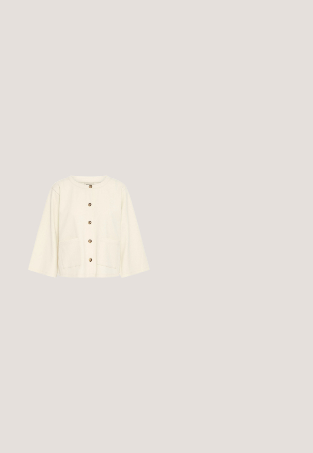 Ivoren cropped jack met een ronde halslijn, knoopsluiting aan de voorkant en twee opgestikte zakken. Gemaakt van textuurstof en voorzien van contrasterende bruine knopen.; Beige langwerpige top met een ronde halslijn, textuur oppervlak, subtiele horizontale strepen en een gebogen zoom voor een ontspannen pasvorm.; Beige shorts met een elastische tailleband en trekkoord, gemaakt van een textuurstof en met twee voorzakken. Lengte tot halverwege de bovenbenen.; Witte sneaker met een bruine rubberen zool, luipaardprint accenten op de hiel, kraag en zijlogo, beige veters en "COLMAR" branding aan de zijkant.; Beige shoppers met gladde stof en contrasterende, gestructureerde hengsels. Voorzien van een ritssluiting aan de bovenkant en een decoratieve koord met metalen accenten.; Sculpturale ring in een zachte roze afwerking, met een vloeiende, golvende vormgeving met variërende diktes en een gladde, glanzende textuur.