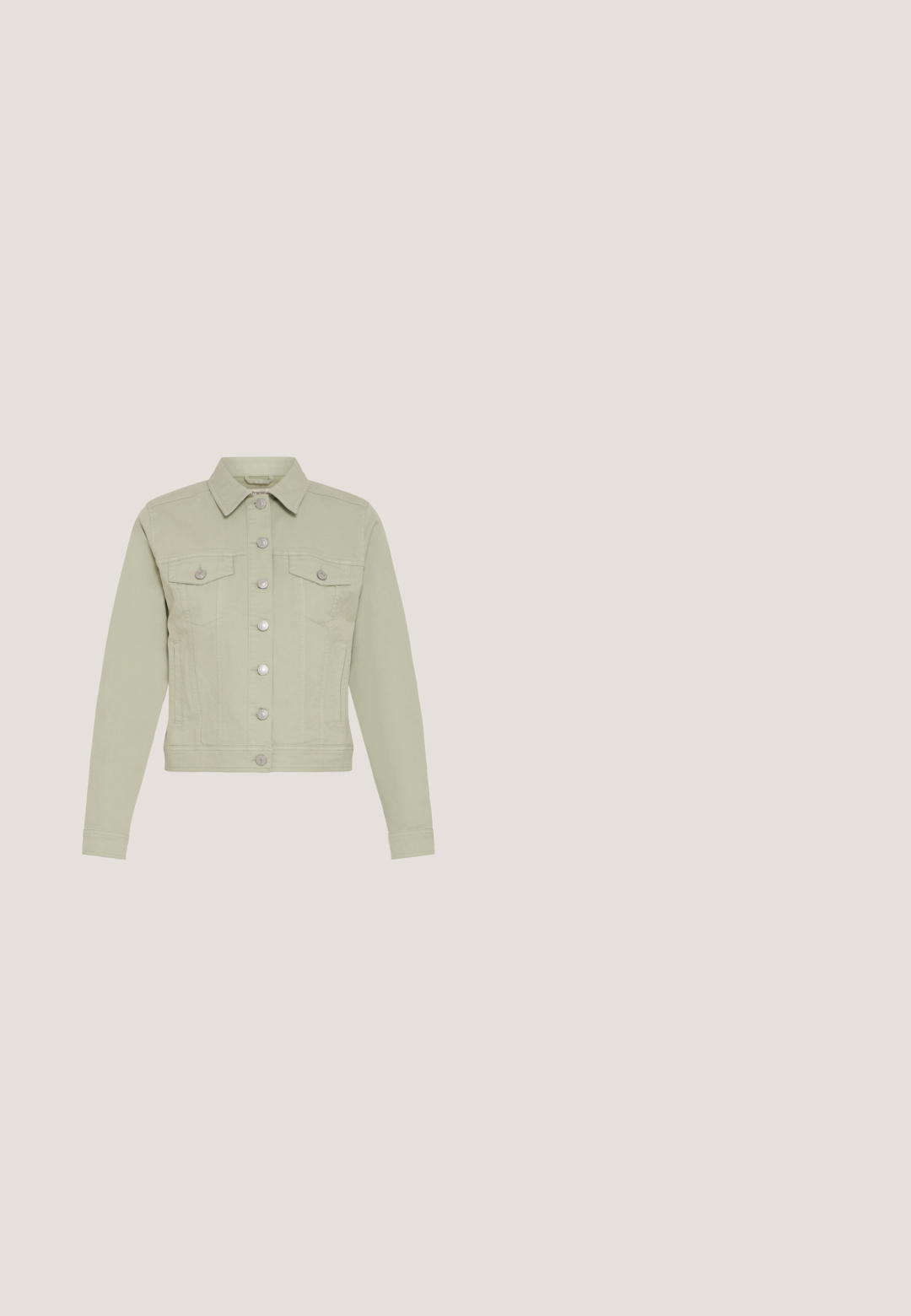 Licht beige spijkerjasje met lange mouwen, zilverkleurige knopen aan de voorkant, twee borstzakken met klep en zijzakken.; Zacht, lichtgroen T-shirt met een V-hals en korte mouwen. Gemaakt van een gladde stof, met een comfortabele pasvorm en minimale stikseldetails.; Groene knie-lange rok met elastische tailleband en vooraan een trekkoord, gemaakt van zacht stof met een zijsplit.; Groene canvas sneakers met een jute touwzool, voorzien van metallic veters en een logo op de zijkant. Rondneus, laag silhouet ontwerp.; Fritzi aus Preußen VINTAGE - Handtas - lime; Mintgroene koordarmband met een zilveren ineengestrengelde hartontwerp, voorzien van een gestructureerd oppervlak en kleine zilveren accenten.