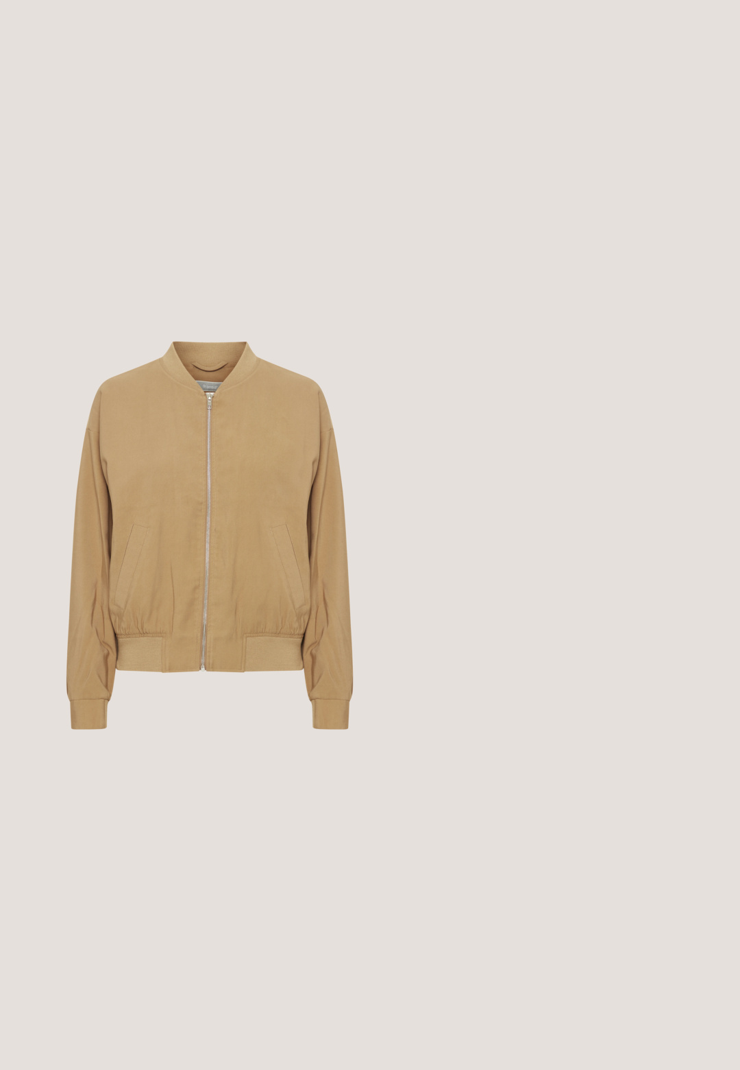 Chaqueta bomber color beige con cuello y puños acanalados, cierre frontal de cremallera y bolsillos laterales. Textura suave con un corte relajado.; Top de punto crema de manga corta con patrón calado en forma de diamante y escote redondo, con etiqueta "Fransa".; Pantalones beige con cintura elástica, dos bolsillos frontales, diseño de pierna entallada y textura suave. Adecuados para un uso casual o relajado.; Zapatillas beige que presentan una combinación de materiales de ante y malla, con una suela de goma y acentos texturizados en el lado lateral.; Bolso de hombro de cuero beige con adornos trenzados, un asa única y cierre de cremallera en la parte superior.; Anillo de oro con un diseño de banda ondulada e irregular, liso y pulido, mostrado sobre un fondo blanco.