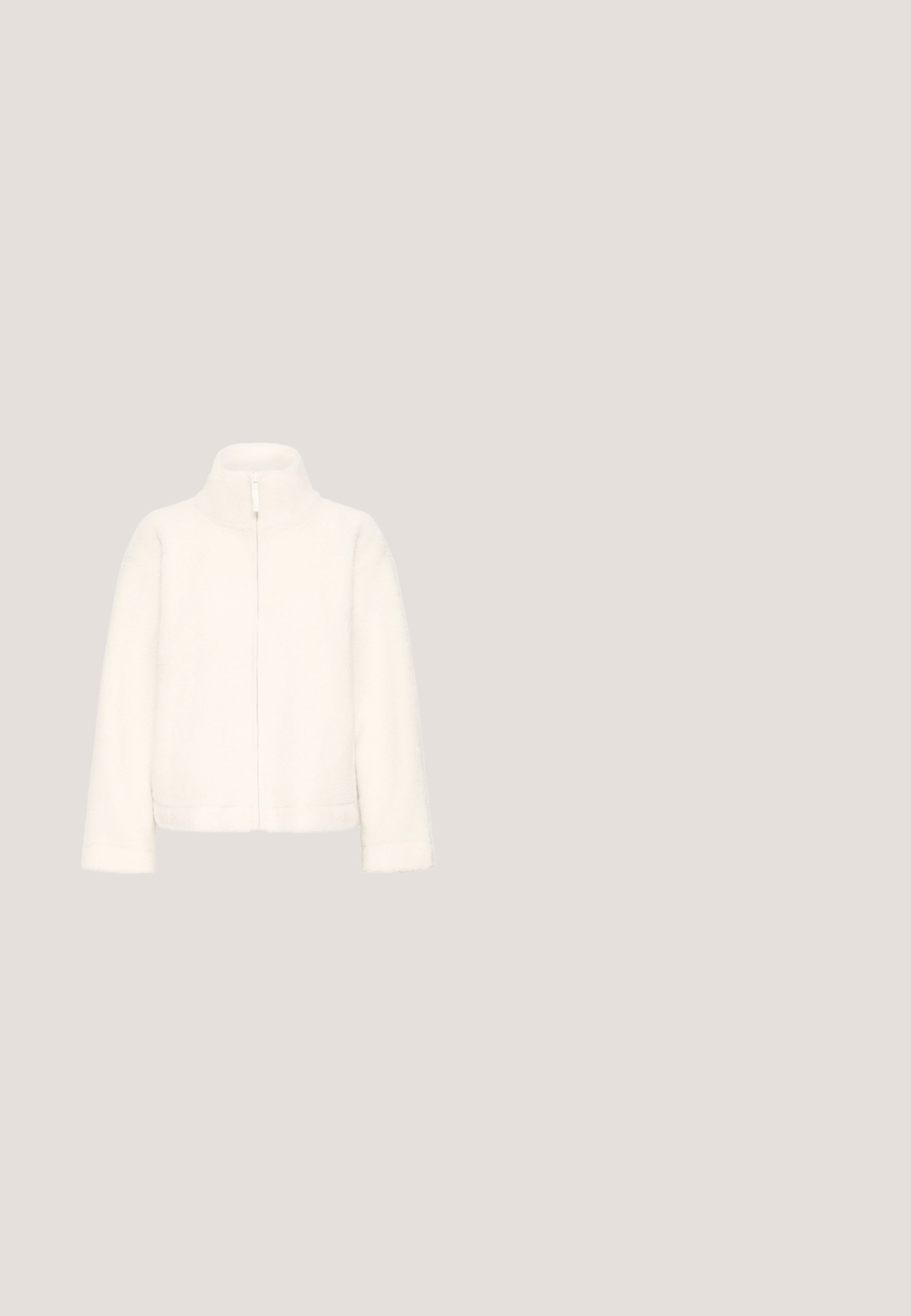 Fransa FRFleece - Fleecejakke - whisper white; Cremefarvet strikket cardigan med v-udskæring og seks brune knapper fortil. Ribbet manchetter og talje, med et struktureret mønster.; Langærmet ribbet top med beige og creme horisontale striber, bred halsudskæring og tætsiddende pasform. Blødt, strækbart stof.; Beige bukser med lige ben og elastisk taljebånd, uden synlige lommer eller pynt, vist mod en hvid baggrund.; Beige ruskindssneaker med lavt snit, flade snørebånd og tekstureret gummisål med ribbede detaljer. Ren silhuet med minimal udsmykning.; Beige håndtaske med blomsterprægede mønstre, der har detaljer med knyttede stropper og sølv lynlåse.