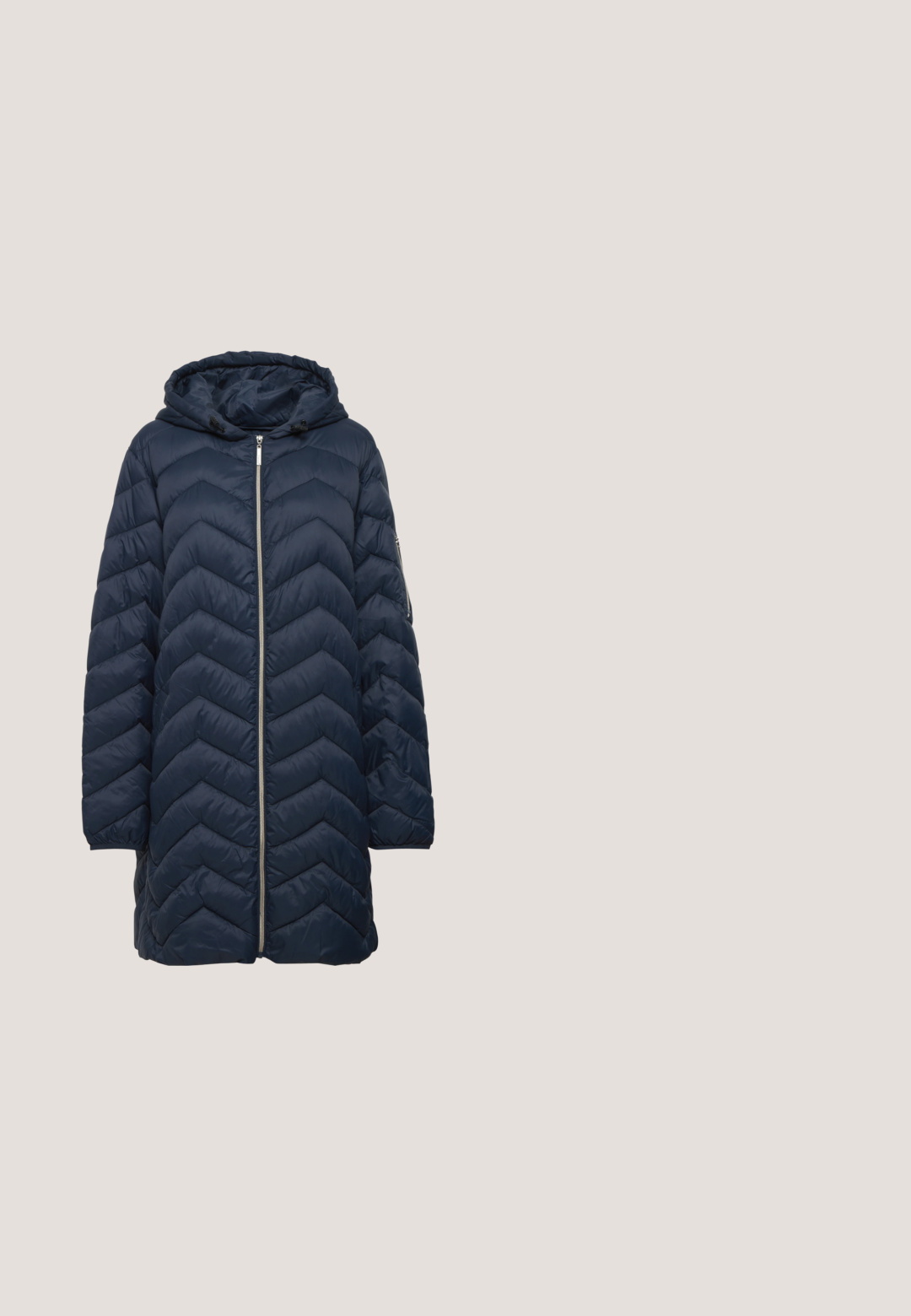 Manteau matelassé bleu marine avec un motif en chevrons, fermeture éclair à l'avant et capuche ajustable. Dispose de poches latérales et d'une coupe décontractée.; Chemise à manches longues présentant des rayures horizontales rouges et roses, col rond, en coton doux, avec une coupe décontractée.; Jean en denim bleu clair avec taille haute, jambes larges évasées, poches avant et détails cousus le long des coutures. Fermeture avec un bouton en métal.; Baskets en toile roses avec des accents marron foncé, semelle en caoutchouc et lacets plats. Présente un logo latéral distinctif et une surface texturée.; Femme portant un chemisier à motif noir et blanc tenant un sac à main rouge brillant sur un fond uni.; Paire de boucles d’oreilles créoles en argent, chacune présentant une perle lisse, allongée et rose pâle suspendue verticalement à l’intérieur de la créole sur fond blanc.
