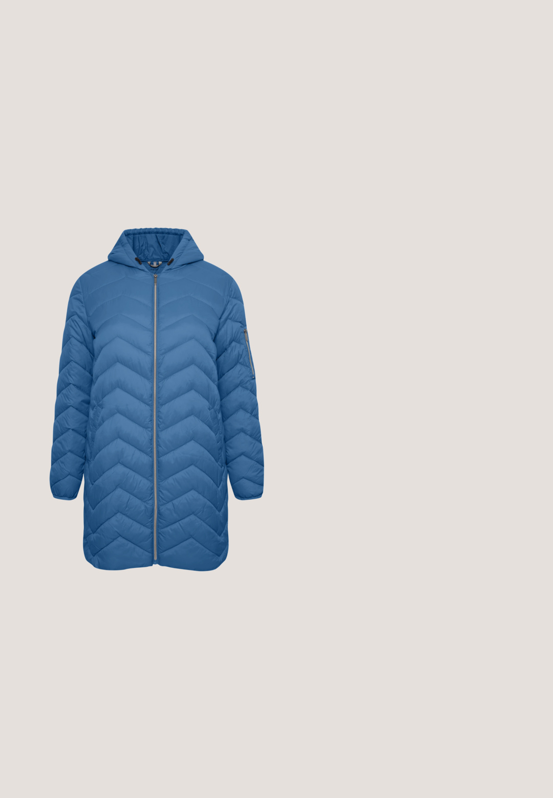 Lysblå, hættepufjakke med en chevron-quiltet mønster, fuld længde lynlås og en lynlåslomme på venstre ærme.; Lyseblå strikket sweater med et struktureret diamantmønster, 3/4-længde ærmer og en ribbet rund halsudskæring og kant.; Blå denim skinny jeans med høj talje, fem lommer og lynlåslukning. Stoffet har en let falmet tekstur med kontrasterende syninger.; Hvid sneaker med lyseblå ruskindsdetaljer, snørebånd og en beige gummisål, vist fra ydersiden på en hvid baggrund.; Lyseblå læder skuldertaske med kornet overflade og lynlåslukning, med en enkelt rem og lille metal logo på forsiden.; Sølv øreringe med rillede, cirkulære vedhæng, der hænger fra hver ørering, vist på en hvid baggrund.