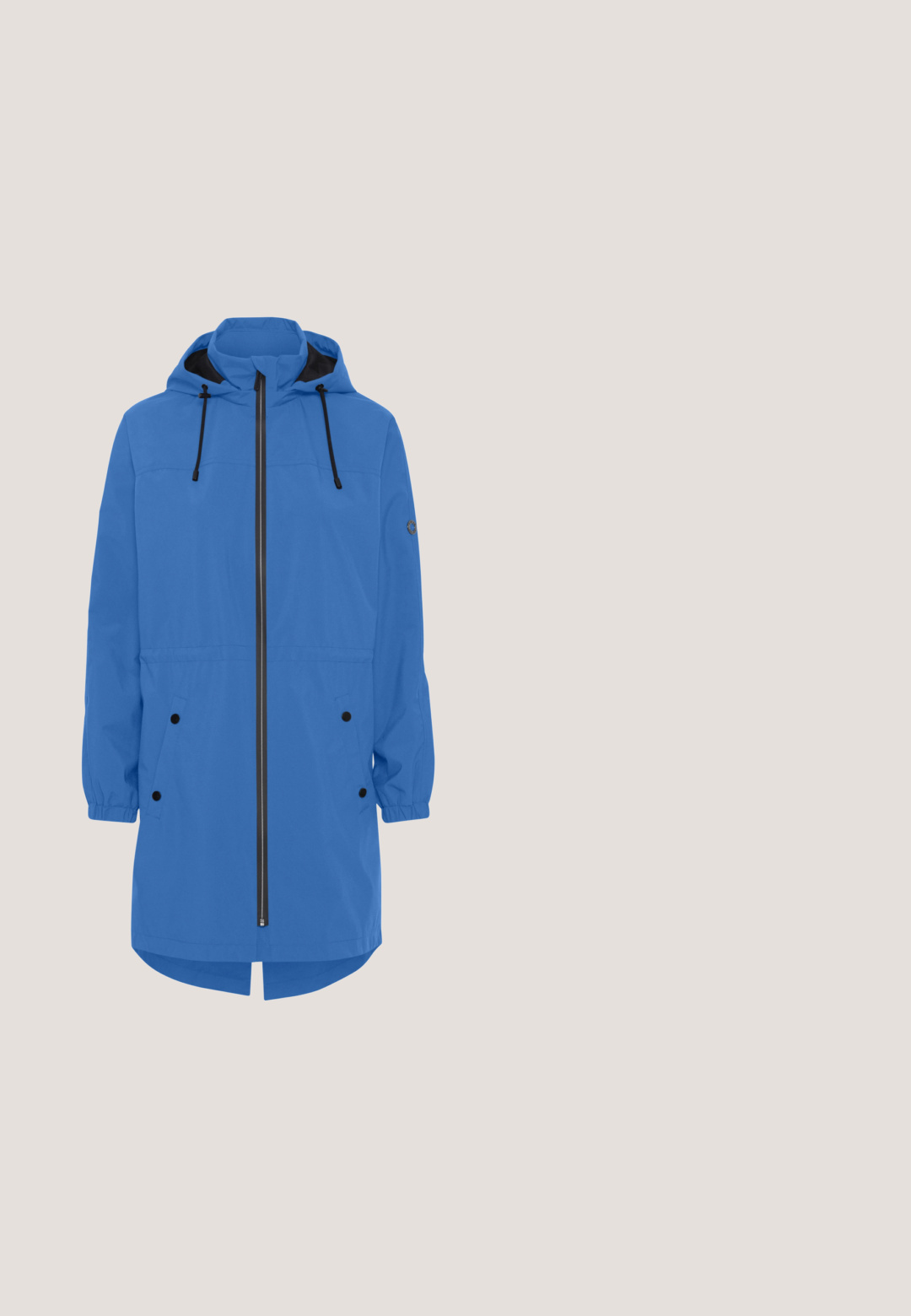 Blaue wasserdichte Jacke mit Kapuze, Reißverschluss vorne und elastischen Bündchen. Verfügt über schwarze Akzente und zwei Fronttaschen mit Druckknopfverschlüssen.; Blaues T-Shirt mit kurzen Ärmeln, rundem Ausschnitt und lockerer Passform, aus strukturiertem Stoff gefertigt, mit umgeschlagenen Ärmeln und einem dezenten Glanz.; Blaue Jogginghose aus weichem Stoff, mit einem elastischen Bund und Kordelzug, zwei Fronttaschen und einem schmal zulaufenden Bein.; Marineblaue Wildleder-Sneaker mit weißer Sohle, ausgestattet mit Reißverschluss-Detail und Schnürung, auf einer strukturierten beigen Oberfläche präsentiert.; Marineblaue Nylon-Handtasche mit geschwungenem Design, einem einzelnen Schultergurt, Reißverschluss und kleinem Akzentanhänger. Glatte Textur ohne Muster.; Zwei silberne Creolen mit einem gedrehten Design. Glatte Textur mit glänzendem Finish; eine Ohrringe ist klein und die andere größer.
