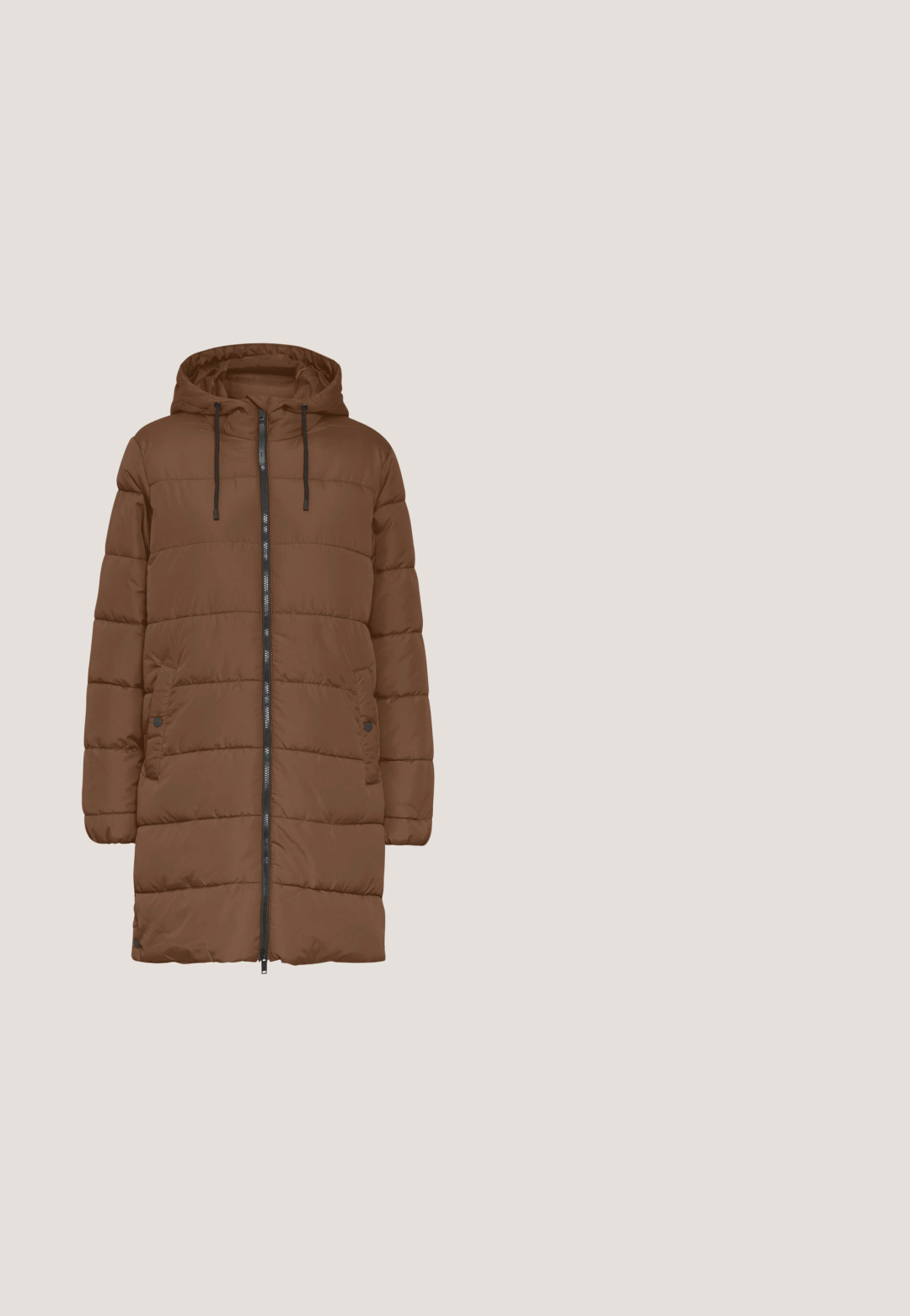 Brauner Puffer-Mantel mit Kapuze, vertikaler Steppung, vorderem Reißverschluss und seitlichen Taschen mit Druckknöpfen.; Kurzärmeliges, cremefarbenes Hemd mit dünnen, horizontalen braunen Streifen und rundem Ausschnitt.; Weiße, schmale Jeans aus einem dehnbaren Baumwollmix, mit vorderen Taschen, einem Reißverschluss und einem einzelnen Knopfverschluss.; Beige Sneaker mit einem glatten Lederoberteil, hellrosa Akzenten und einer hellbraunen Gummisohle. Verfügt über weiße Schnürsenkel und subtile Seitenstreifen.; Weiche weiße Leder-Umhängetasche mit einem geknoteten Riemen und einem kleinen, nahe dem Griff befestigten Reißverschlussfach.; Goldfarbene Creolen mit einem verdrehten Design, ausgestattet mit einer glatten Textur und sicheren Verschlüssen, mit einem Durchmesser von etwa 7,6 cm.