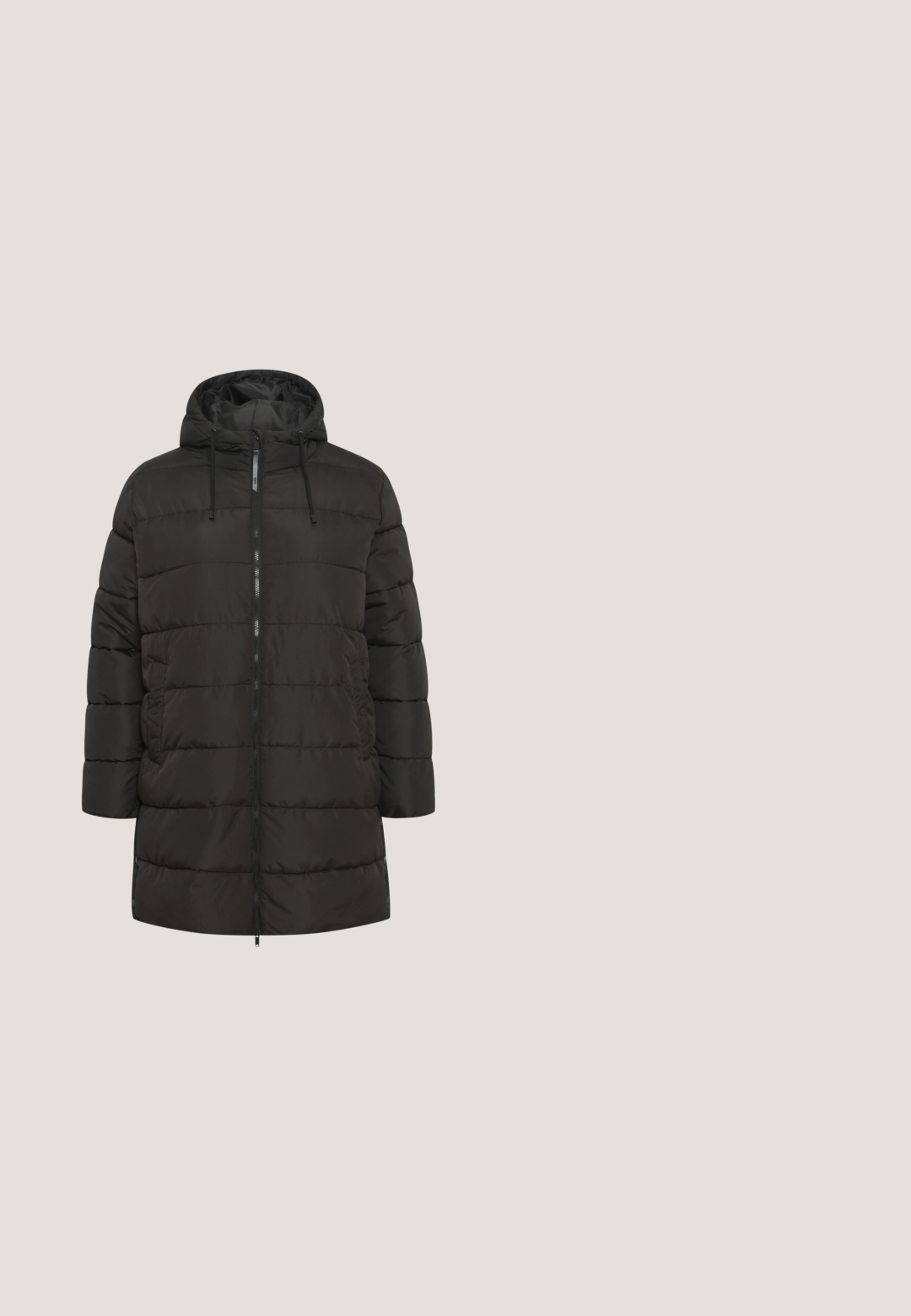 Schwarze Pufferjacke mit Kapuze, ausgestattet mit einem vorderen Reißverschluss und Kordelzug. Sie hat ein gesteppter Design und Seiten Taschen. Glatte, glänzende Textur.; Strickpullover mit horizontalen schwarzen und beigen Streifen, Rundhalsausschnitt, fallenden Schultern sowie Rippbündchen und -saum.; Schwarze Baumwollhose mit geradem Schnitt. Verfügt über fünf Taschen und einen vorderen Knopfverschluss. Glatte Textur, minimale Nähdetails.; Schwarze Leder-Ankle-Boots mit elastischen seitlichen Einsätzen, markantem rechteckigem Absatz und robustem Profilsohle für Grip und Stabilität. Insgesamt glatte Textur.; Schwarze Leder-Handtasche mit glatter Textur, rechteckiger Form, abgerundetem Oberteil, verstellbarem Gurt und geprägtem Logo-Detail.; Goldene Creolen Ohrringe mit einem glatten, runden Design und einem kleineren, hängenden runden Anhänger, der an der Basis befestigt ist.