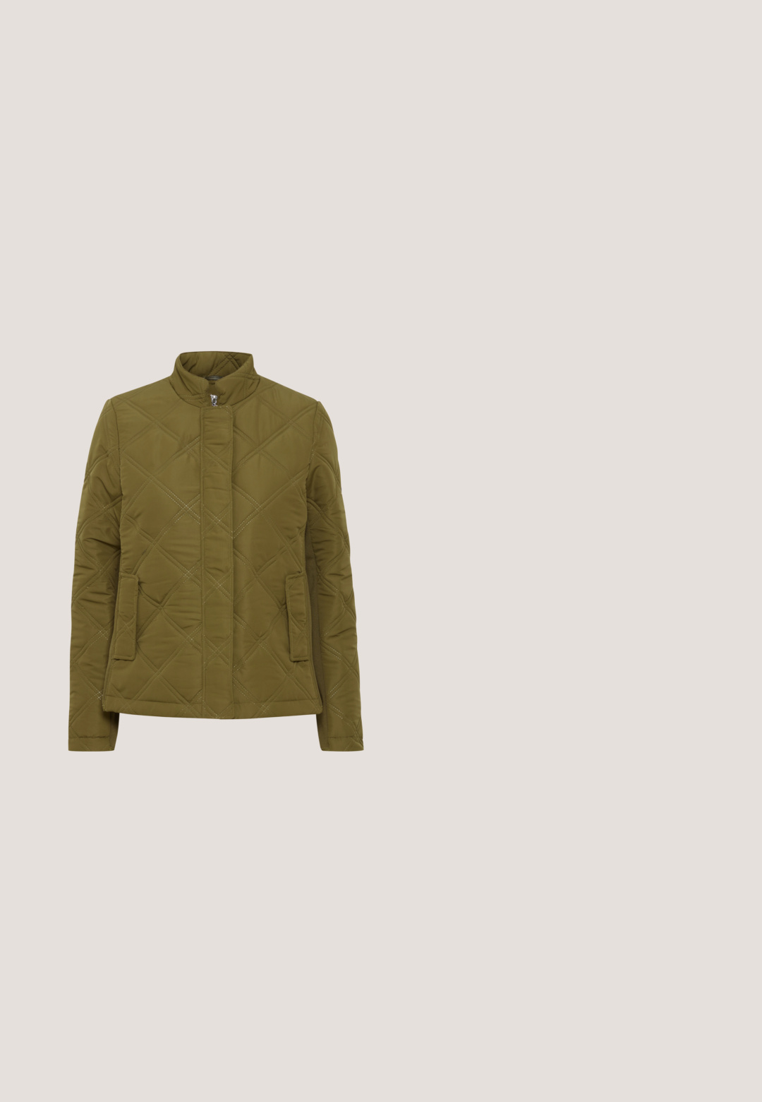 Olivenfarvet quiltet jakke med stående krave, skrå syninger, to frontlommer og lynlås. Glat overflade, letvægtskonstruktion.; Beige kabelstrikket sweater med høj ribstrikket halsudskæring, lange ærmer samt ribstrikkede manchetter og kant.; Khaki cargo bukser lavet af blødt stof. Har to sidelommer og knaplukning. Lige ben-design med en skræddersyet afslutning.; Tan læder Chelsea støvle med elastiske sidepaneler, rund tå og lav hæl. Glat overflade med en tekstureret stofdetalje på siderne.; Tan måneformet håndtaske med sølvkæde, justerbar rem og lille sølvlogo foran.; Delikat halskæde i guldkæde med en dobbelthjertevedhæng, hvor det ene hjerte er mindre og placeret inde i det større hjerte.