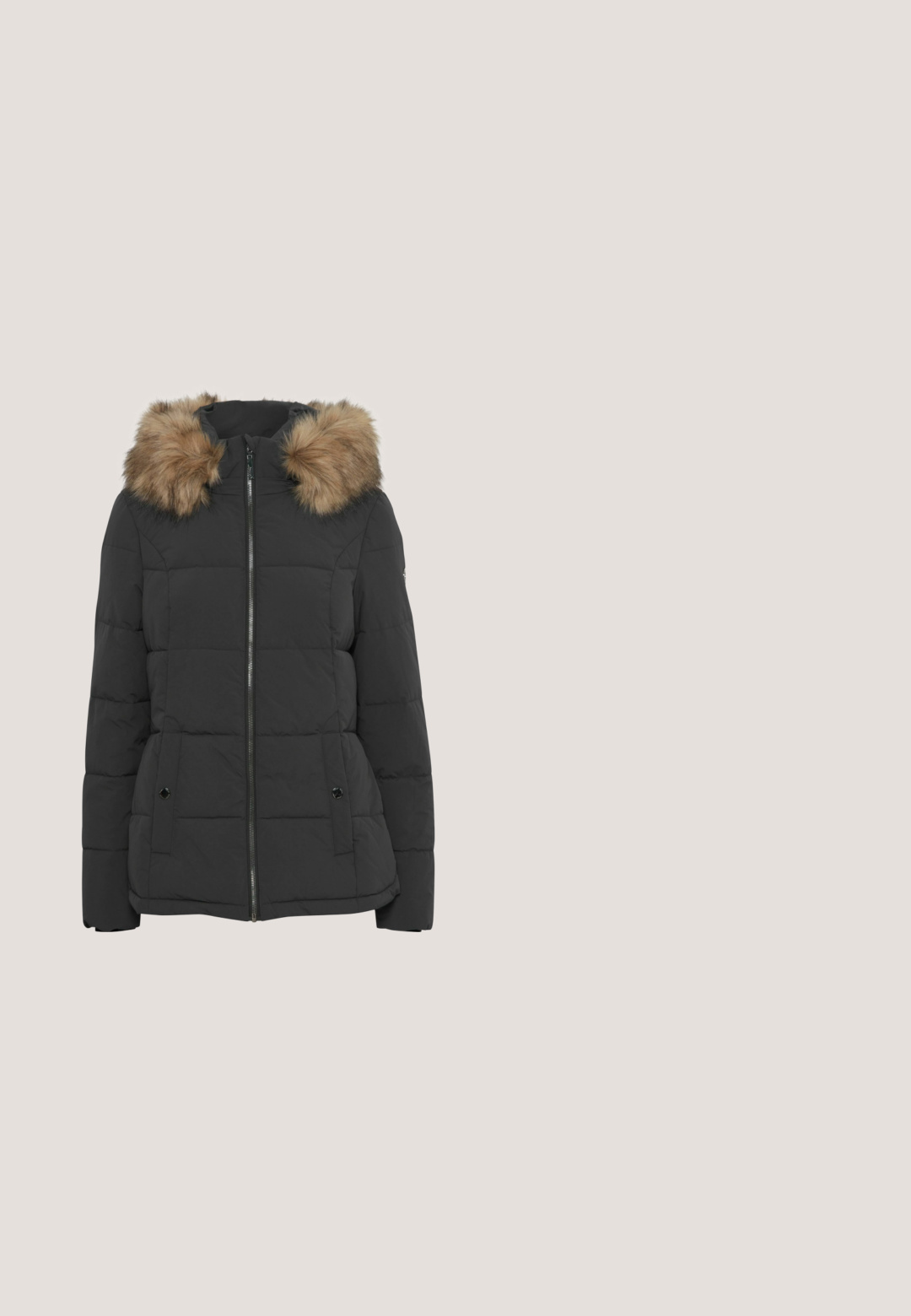 Chaqueta acolchada negra con capucha desmontable de piel sintética color beige, cierre de cremallera, diseño acolchado y bolsillos laterales con botones de presión.; Top negro de manga larga con textura acanalada, con cuello redondo y bordes de dobladillo con forma de pico, hecho de un material elástico para un uso ajustado.; Pantalones deportivos sueltos de color gris claro con cintura elástica y piernas rectas, hechos de tela suave para uso casual.; Zapatilla deportiva negra hecha de tejido texturizado, con un collar acolchado, diseño con cordones y suela de goma ligera.; Bolso tote negro acolchado con dos asas resistentes, con un bolsillo frontal y una textura suave. Logo mostrado en el frente.; Collar de cadena plateada con un pequeño colgante de ángel que presenta un recorte en forma de corazón, asegurado con un cierre de langosta y eslabones ajustables.