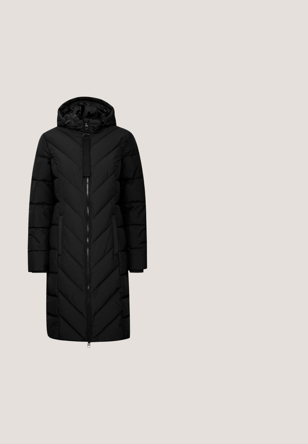 Abrigo acolchado negro con capucha, con costuras en forma de chevrón, cremallera frontal y bolsillos laterales. Textura suave, diseño hasta knee.; Sudadera gris hecha de una tela suave con un bolsillo canguro, capucha con cordones y puños acanalados. Presenta una pequeña etiqueta de la marca en la parte inferior izquierda.; Top de manga larga gris claro, hecho de algodón suave y elástico. Presenta un escote redondo y un diseño ajustado. No tiene patrones ni adornos.; Pantalones cargo negros de tela ligera, con cinturilla elástica, bolsillos laterales y un corte relajado.; Zapatilla negra con parte superior texturizada, acentos en bronce y suela de goma negra. Presenta un sistema de cordones tradicional y una pestaña en la parte posterior para mayor comodidad.; Bolso hobo negro hecho de material texturizado, cuenta con un cierre superior de cremallera, una correa de hombro ajustable y acentos de hardware plateado.