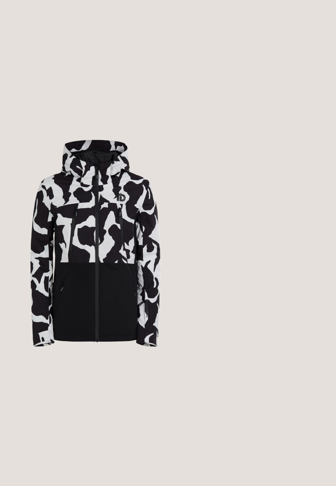 Veste d'hiver noire et blanche à motifs avec une fermeture éclair à l'avant, une capuche, deux poches poitrine verticales zippées et deux poches latérales inférieures.; Pull en polaire rouge avec un col haut et une demi-fermeture éclair. Manches longues et texture douce. Couleur unie, sans motifs supplémentaires.; Chemise noire à manches longues en tissu doux. Elle présente un col rond et une coupe ajustée avec des coutures détaillées au niveau de la taille.; Pantalon de ski rose imperméable, coupe droite, devant plissé, deux poches latérales et accents noirs aux chevilles.; Botte d'hiver isolée noire avec un upper rembourré, un bout arrondi et une semelle en caoutchouc texturée dotée d'accents rouges et d'une fermeture ajustable.; Lunettes de soleil en plastique noir au design épuré et incurvé, avec des lentilles polarisées sombres. Elles présentent des bords lisses et aucun détail matériel visible.