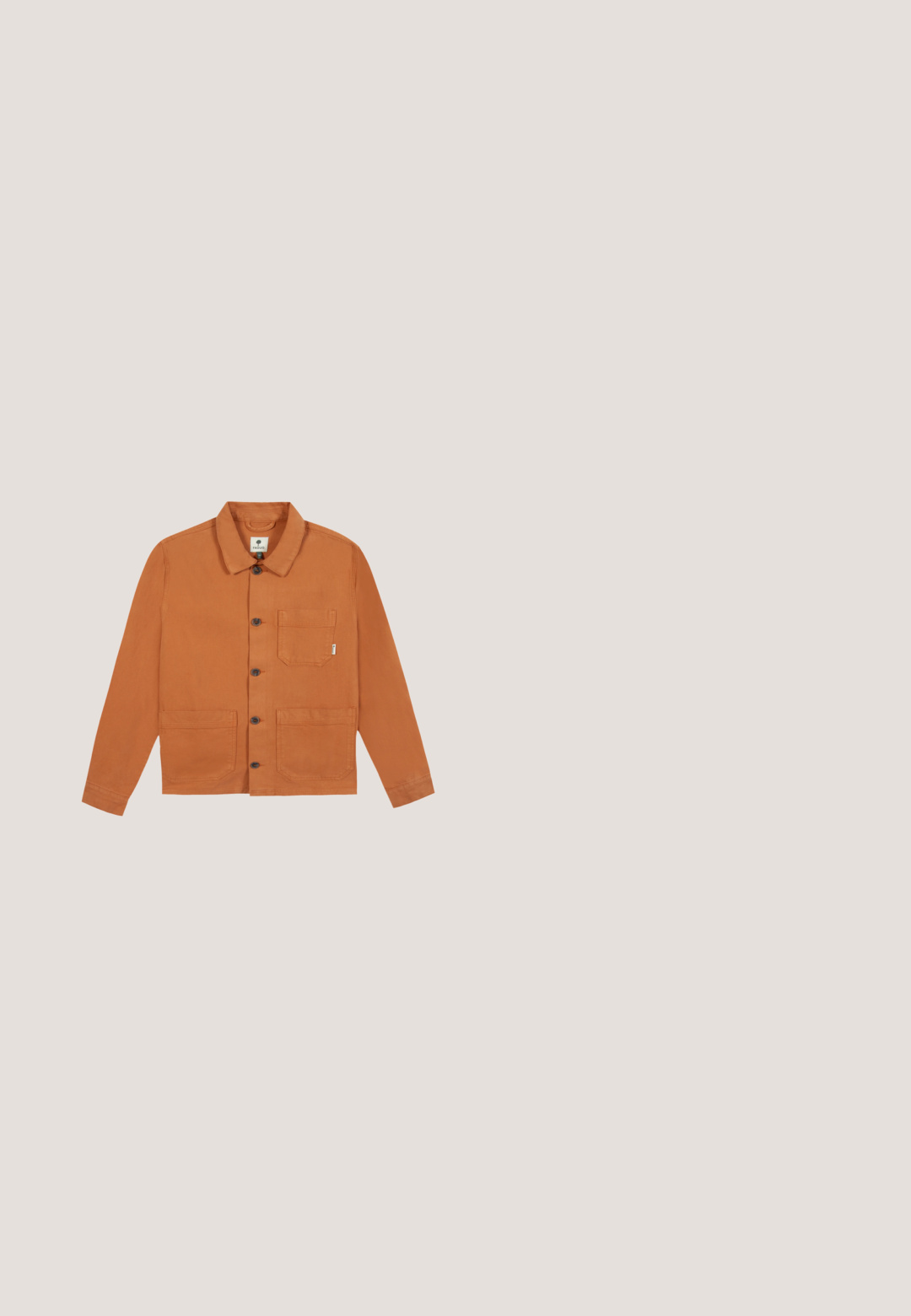 Langärmelige orange-braune Jacke mit Knöpfen, Kragen und drei aufgesetzten Taschen, flach auf weißem Hintergrund präsentiert.; watapparel T-Shirt print - latte; Helle beige Shorts aus Baumwolle mit geradem Schnitt, zwei seitlichen Taschen und einem einzelnen schwarzen Knopf am Bund.; Brauner Leder-Stiefelette mit vorderer Schnürung, gepolstertem Kragen, kontrastreichen Nähten und robuster Gummisohle, mit der Aufschrift "Made for Daily Adventures."; Pilotenbrille mit einem dünnen Rahmen aus roségoldenem Metall, braun getönten Gläsern und klaren Nasenpolstern; die Bügel sind mit gemusterten Akzenten versehen.; Große beiger Canvas-Shopper mit orangefarbenem Boden, beigen Griffen, Vordertasche und kleinen aufgestickten Initialen an der Taschecke.