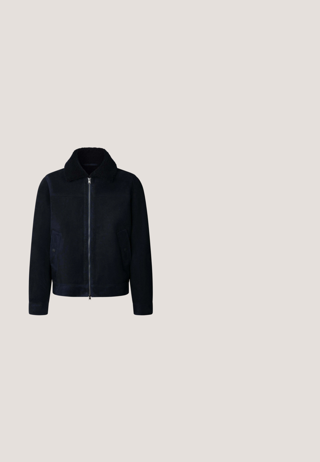 Veste en suede bleu marine avec fermeture à glissière sur le devant, col en fourrure noire texturée et deux poches avant avec fermetures à pression. Fini lisse et coupe ajustée.; Pull en tricot navy avec un col châle, tissu texturé, manches longues et ourlet côtelé. Pas de motifs visibles ni de détails matériels.; Chemise en flanelle à manches longues de couleur navy avec un motif à carreaux. Comprend deux poches poitrine, un boutonnage à l'avant et un col classique.; Pantalon en velours côtelé bleu foncé avec une coupe large, présentant un ribbed vertical, une fermeture à bouton à l'avant, et des passants de ceinture à la taille.; Botte Chelsea en cuir bleu marine avec panneaux latéraux élastiques noirs, semelle noire, talon bas et languettes de traction à l'avant et à l'arrière.; Pochette rectangulaire zippée avec un motif à carreaux vert foncé et bleu marine, aux coins arrondis, sur un fond uni.