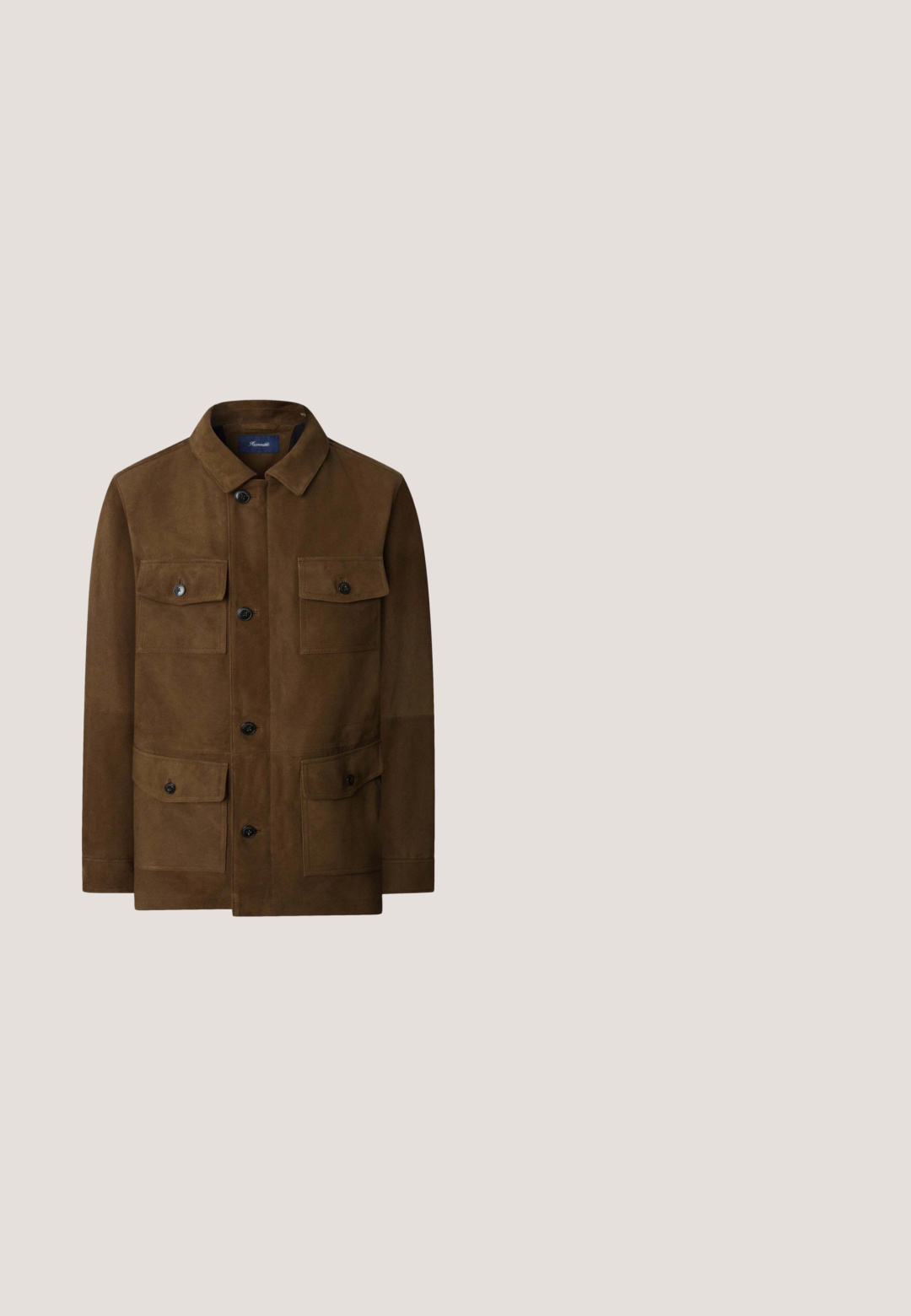 Bruine suede jasje met een kraag, sluiting met knopen aan de voorkant, twee borstzakken met kleppen en een gladde, gestructureerde afwerking.; Beige linnen overhemd met lange mouwen, knopen aan de voorkant, een borstzak en een knoopsluiting aan de kraag, getoond op een witte achtergrond.; Next STRETCH - Broek - dark sand; Bruine leren enkelboot met een ronde neus, stevige zool, hardware in goudkleur en een gestructureerde bovenkant. Inclusief een merklabel dat is bevestigd.; Bruine leren schoudertas met een flapafsluiting, verstelbare schouderriem en een klein logo-opdruk aan de zijkant. Glad oppervlak en minimalistisch design.; Donkerbruine gevlochten leren riem met een rechthoekige messing gesp, opgerold met gedetailleerd stiksel op de gesp lus tegen een witte achtergrond.