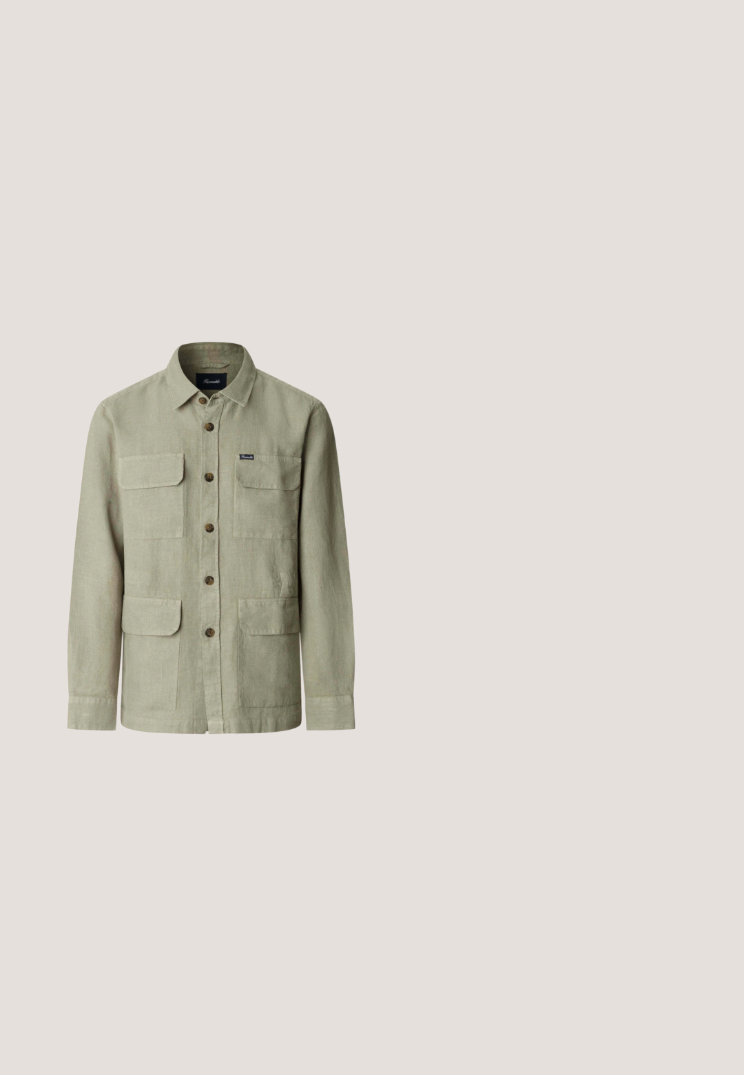 Khaki oversized shirtjack met lange mouwen, vier klepzakken aan de voorkant en bruine knopen, gemaakt van gestructureerde stof.; Korte mouwen overhemd in lichtbeige stof met een gestructureerd patroon, knoopsluiting en een opgestikte zak op de linkerborst. Klassiek kraagontwerp.; Olijfgroene cargobroek met een rechte pasvorm, voorzakken en zijzakken. Gemaakt van een stevige stof met een gladde textuur.; Bruine suède enkellaars met twee oogjes en een crepézool op een effen lichtgrijze achtergrond.; Groene stoffen schoudertas met bruine leren accenten, een voorflap, een verstelbare schouderriem en een ritssluiting aan de bovenkant. Voorzien van gouden hardware.; Geweven elastische riem in bruin met accenten van bruin leer. Beschikt over een zilveren metalen gesp en biedt een gestructureerd, flexibel ontwerp voor comfort.