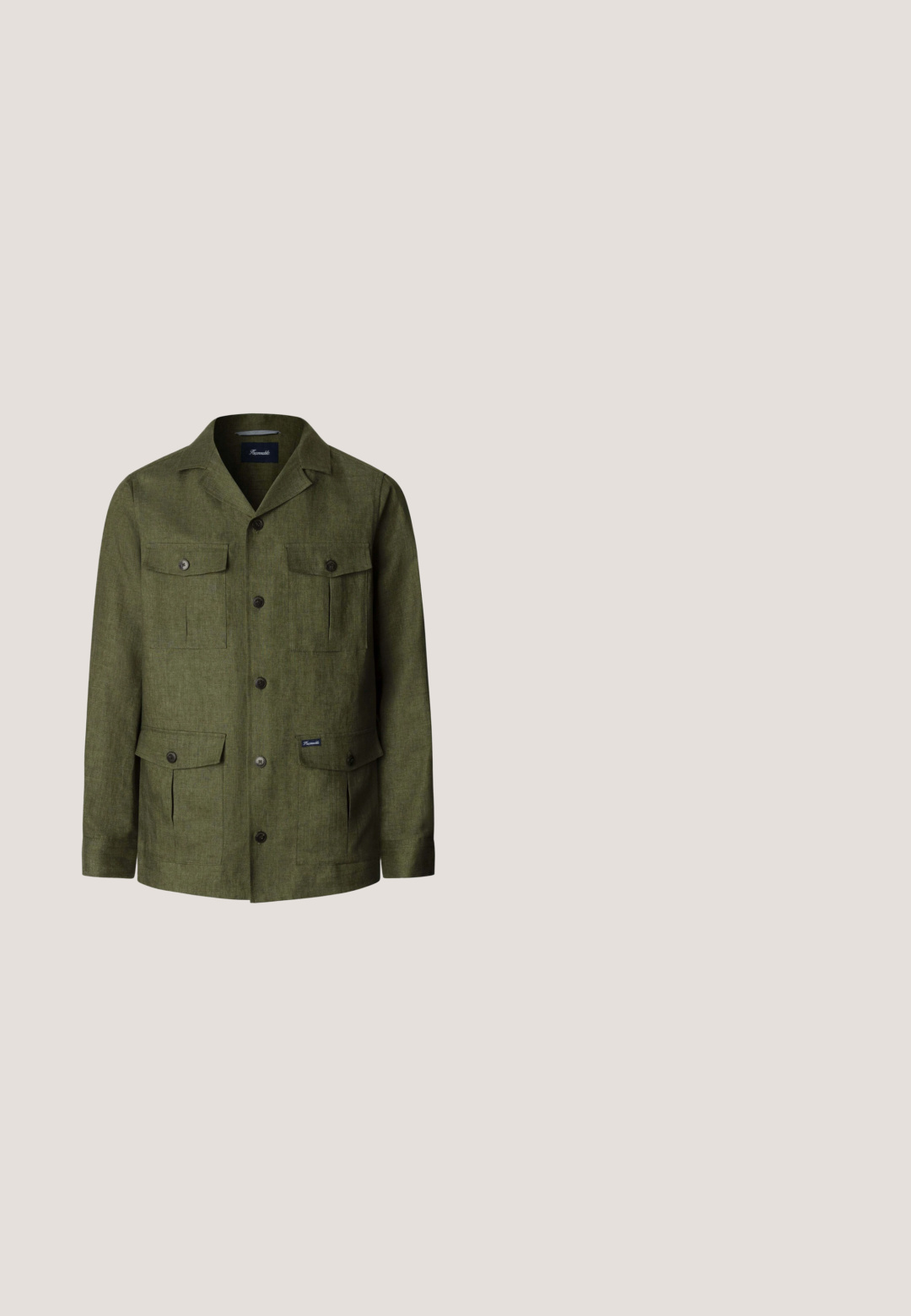 Veste boutonnée vert olive avec quatre poches à rabat, manches longues et col cranté, confectionnée en tissu texturé.; Chemise à manches courtes, de couleur beige clair, avec un col, deux poches à rabat et des boutons noirs sur le devant. Tissu lisse, sans texture.; Pantalons cargo beiges en tissu durable, dotés de plusieurs poches latérales, d'une fermeture à bouton et de détails couture pour plus de texture.; Chaussure décontractée montante en daim marron avec deux œillets pour lacets et semelle cousue sur fond blanc, vue de côté.; Sac messager en toile couleur tan avec deux poches avant zippées, poignées en cuir noir et bandoulière réglable.; Ceinture en cuir tressé brun foncé avec boucle rectangulaire dorée, enroulée sur un fond clair.