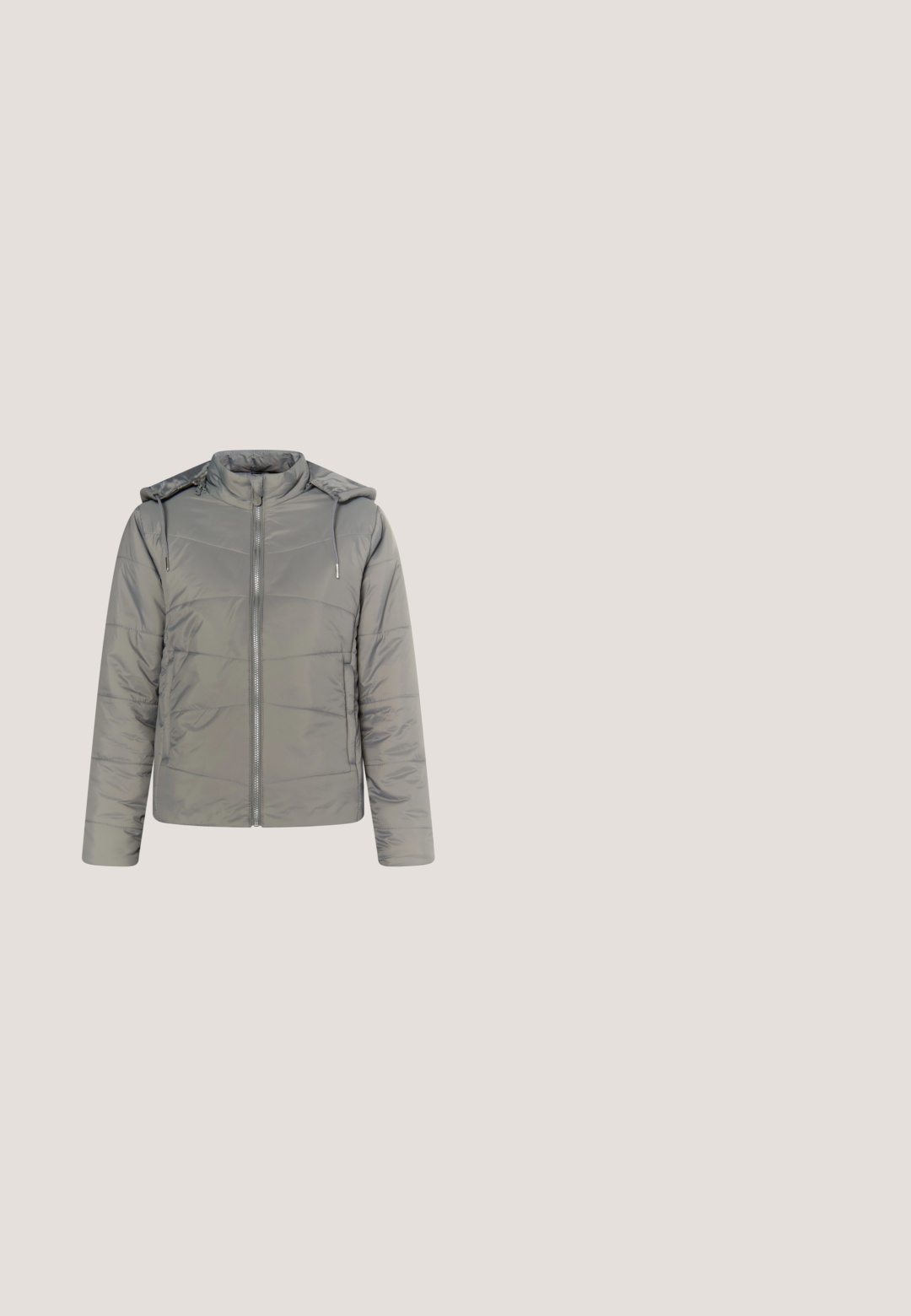 Grå pufferjakke med lynlås foran, fasthæftet hætte og diagonalt quilted mønster. Har elastiske manchetter og en glat tekstur.; ONLY ONLBEST L/S CREW NECK SWT NOOS - Sweatshirt - light grey melange; Grå, brede sweatpants lavet af blødt bomuldsblanding. Har en justerbar talje og ren afslutning, hvilket giver en afslappet pasform og komfort.; Sort sneakers med glitrende overmateriale, hvidt rillet sål, afrundet tå og sorte snørebånd. Har en løkke ved hælen.; Sort skuldertaske i læder med enkelt top-håndtag, geometrisk syet mønster og justerbar crossbody-rem på hvid baggrund.; Sølv englevedhæng halskæde med vinger, der har en glat, poleret overflade og en simpel, geometrisk form på en kædelynkeshalskæde.