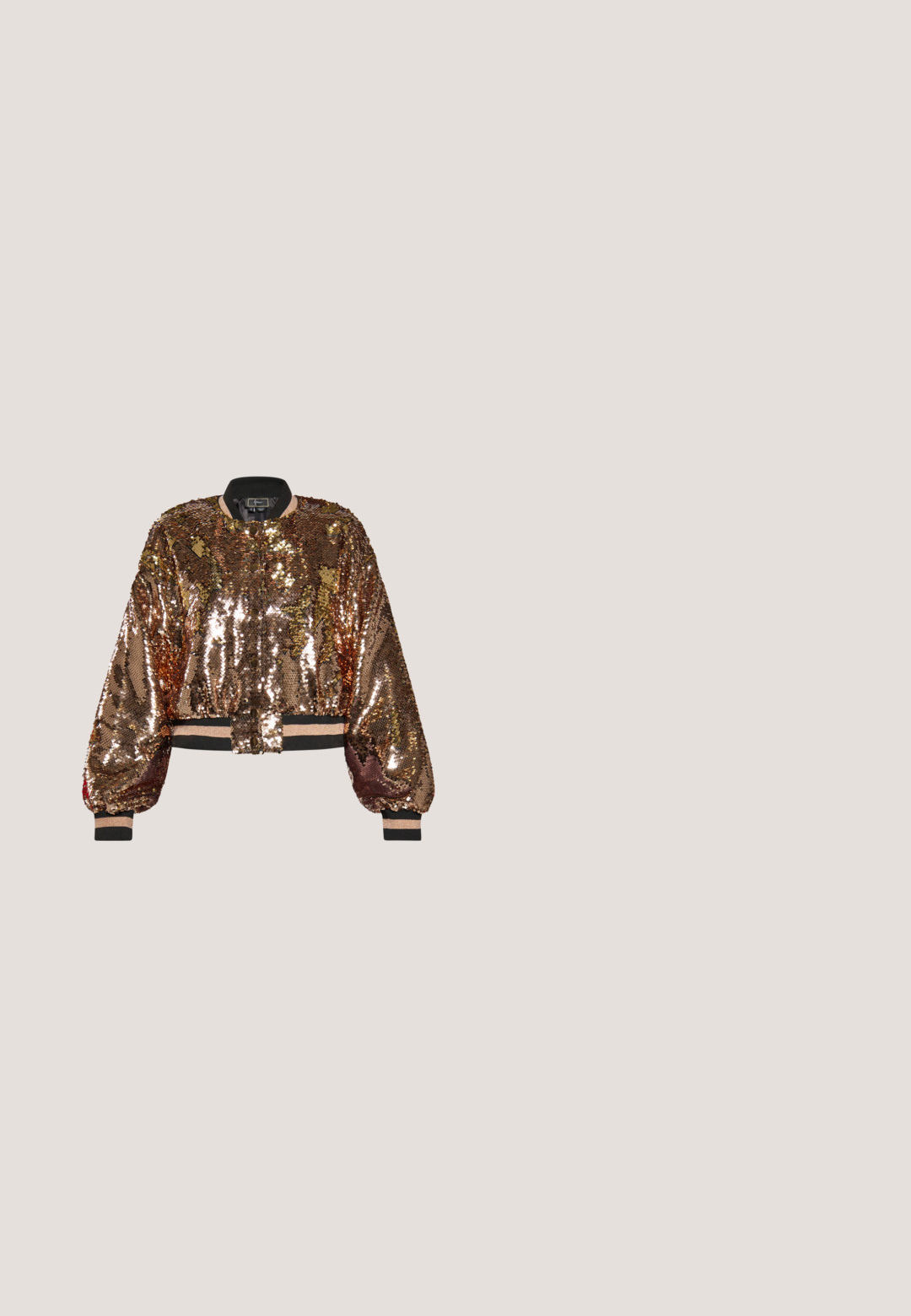 Veste bomber en sequins bronze à manches longues, avec un ourlet et des poignets côtelés. Présente un col arrondi et une fermeture à boutons sur le devant.; Camisole à sequins dans des nuances multicolores de violet, or et vert ; dotée de fines bretelles noires, d'une coupe ajustée et d'une texture lisse.; Pantalons palazzo en sequins noirs avec une coupe large et une taille élastique, présentant une surface brillante et texturée qui reflète la lumière.; Sandale à plateforme à talon haut avec bride à la cheville, couverte de strass multicolores, avec bout ouvert et talon épais.; Pochette noire ornée de rhinestones ronds et ovales de différentes tailles, avec une chaîne en argent et un fermoir.; Collier en chaîne dorée avec de grands maillons entrelacés ornés de cristaux transparents pour le détail. Comprend un fermoir à réglage.