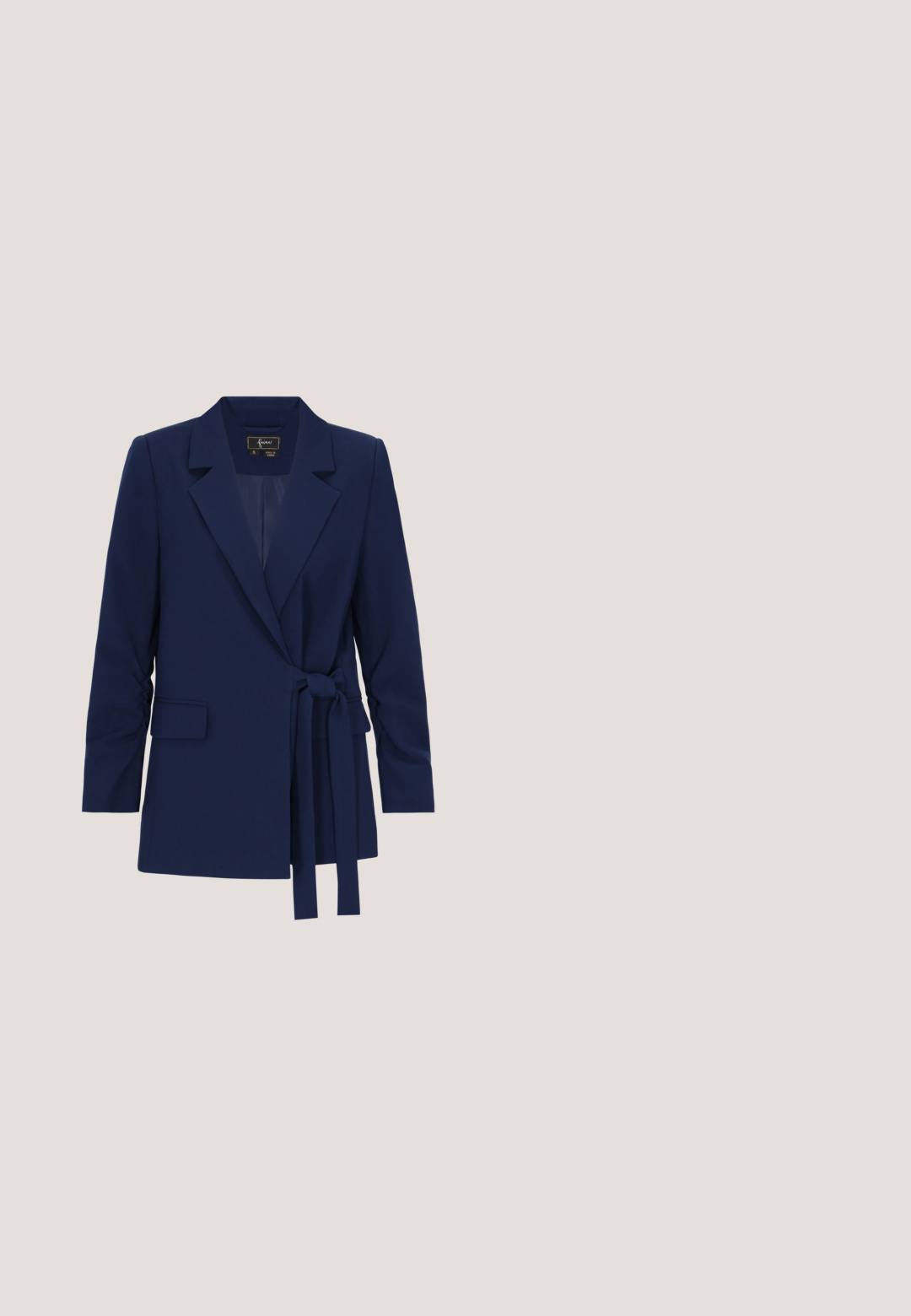 Donkerblauwe damesblazer met notched revers, lange mouwen, een tailleceintuur en klepzakken.; Marineblauw satijnen hemdje met dunne bandjes en een licht gedrapeerde halslijn, aansluitend bij de taille en licht uitlopend bij de zoom.; Marineblauwe op maat gemaakte rechte broek met voornaaddetails, ontworpen voor een formele of business casual uitstraling.; Marineblauwe hoge pump van soepel leer, met een spitse neus en een slanke hak. Eenvoudig ontwerp zonder extra versieringen.; Marine leren handtas met een gestructureerd ontwerp, bovenhandgreep en afneembare schouderriem. Voorzien van een klepsluiting en logo aan de voorkant.; Gouden ring met een grote ovale blauwe edelsteen omringd door kleine heldere kristallen, met een gladde, gepolijste afwerking en een elegante vormgeving.