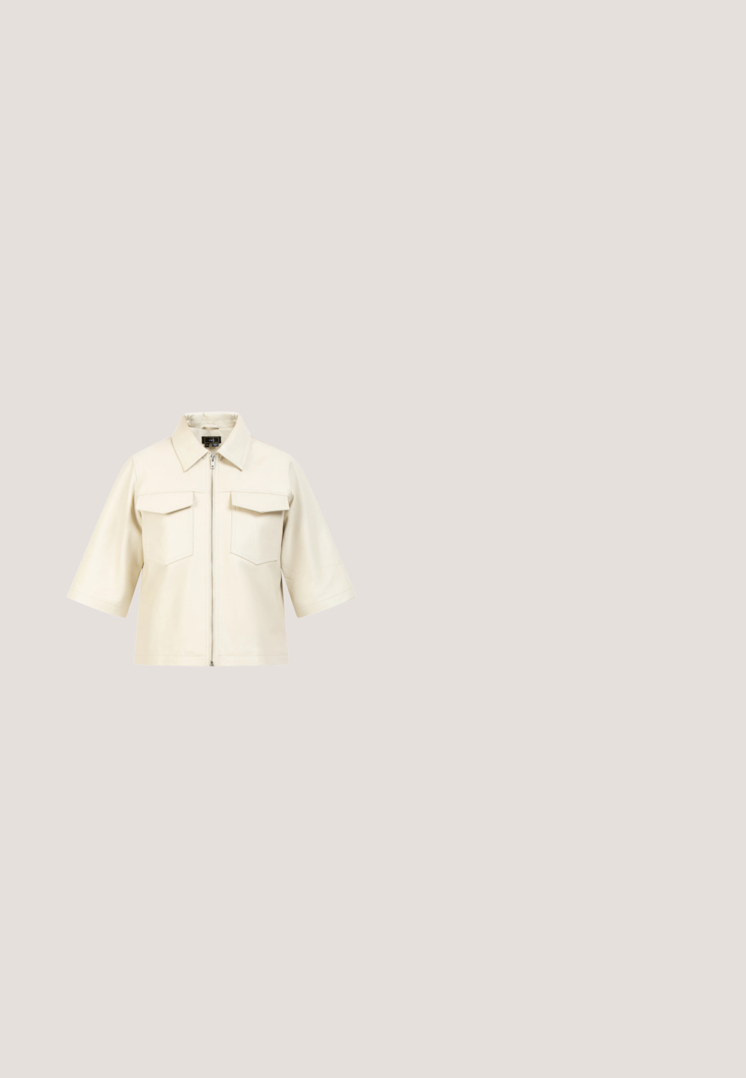 Crème-kleurige leren jas met een ritssluiting aan de voorkant, korte mouwen en twee borstzakken. Glad textuur met strakke lijnen en een maatwerkontwerp.; Witte kant bralette met een bloemenpatroon, v-halslijn en gegolfde randen. Zacht, textuurstof met een aansluitend ontwerp.; Beige leren shorts met een gladde textuur, voorzien van een aansluitende taille, riemlussen en subtiele stiksels aan de voorkant. Eenvoudig, hedendaags ontwerp.; Witte slingback hakken van nep krokodillenleer met spitse neuzen, lage blokhakken en een gladde binnenvoering. Voorzien van een eenvoudig riemontwerp.; JOOP! CORTINA JASMINA MVZ - Schoudertas - sesame; Goudkleurige "MK" logo oorbellen omgeven door een cirkelvormig frame van kleine heldere kristallen. Zilveren accenten benadrukken het ingewikkelde ontwerp.