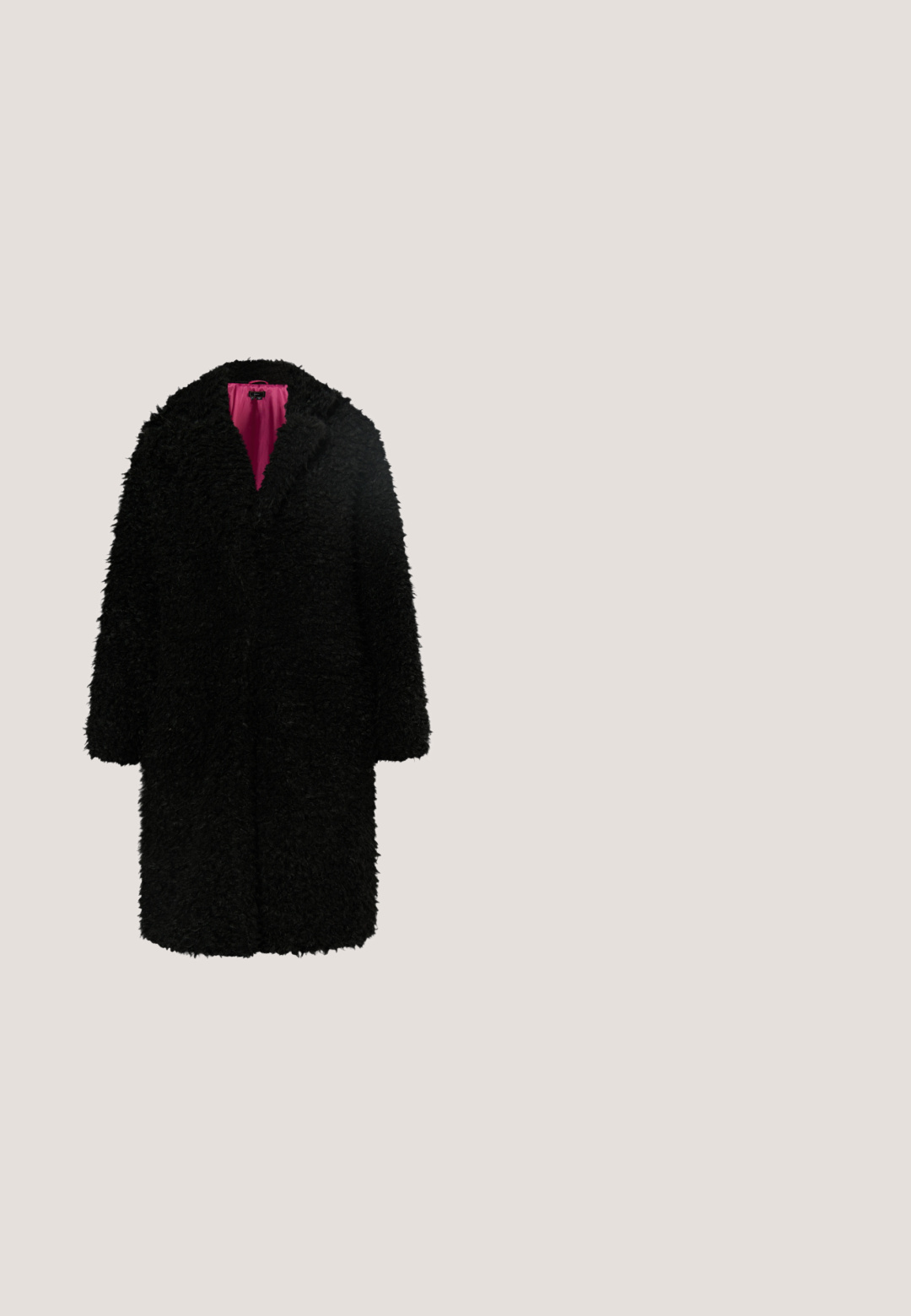 faina Mantel - schwarz; Zwarte jurk met een hoge witte kraag, knopen aan de voorkant en lange mouwen met geplooide witte manchetten met strikjes. Gladde stofstructuur.; Zwarte satijnen spits toelopende pumps met stilettohak en zilveren strassdetails aan de voorzijde.; Zwarte zonnebril met een geometrisch ontwerp, uitgerust met donkere lenzen, gouden metalen accenten en dikke zwarte monturen.; Zwarte gewatteerde portemonnee met een rechthoekige vorm, voorzien van een kettingriem en een metalen "LOVE MOSCHINO" logo aan de voorkant.; Gouden driehoekige oorbellen met een gladde afwerking, met een rij kleine ronde kralen langs de onderrand en een reliëfbranding van "LIUJO".