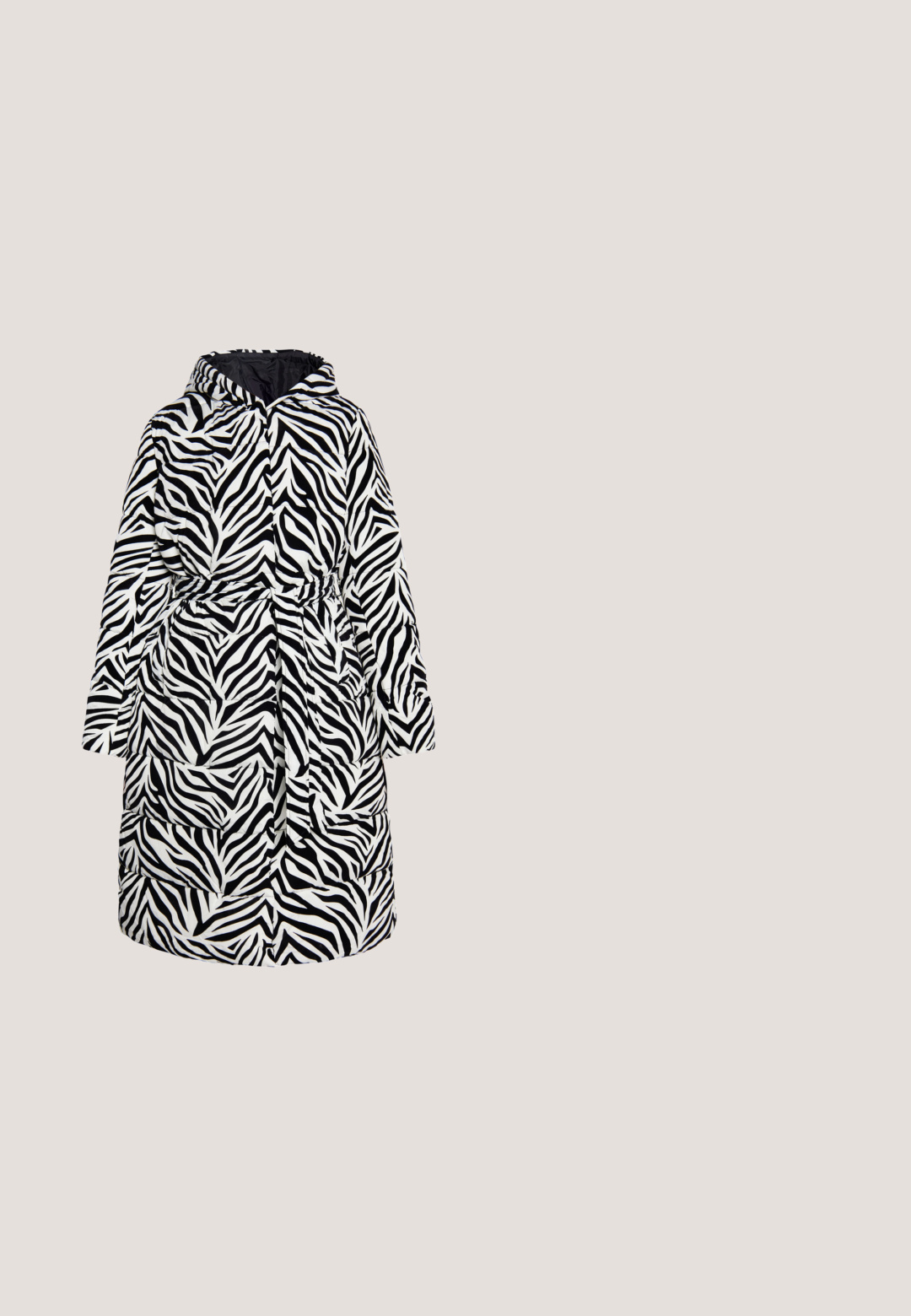 Polstret frakke med et sort og hvidt zebramønster, hætte, belted talje og sidelommer. Har et quiltet design og en løs pasform.; Lysegrå sweatshirt med lange ærmer, med en mørkegrå hjertegrafik og ordet "FANTASTIC" vinklet inde i hjertet på forsiden.; Stribet tanktop i sort og hvid med brede stropper, ribbet tekstur og rund halsudskæring. Mønsteret har vekslende tynde og tykke striber.; Hvide bukser med lige ben, elastisk talje og bæltestropper, vist mod en hvid baggrund.; Sorte og hvide sneakers med en glat læderoverdel, en gummisål og en lynlåsdetaillering på siden. Har en gummisål og V-formede accenter.; Sort rektangulær håndtaske i ruskind med flaplukning, forlomme, metalspænde og justerbar bred skulderrem, vist på hvid baggrund.
