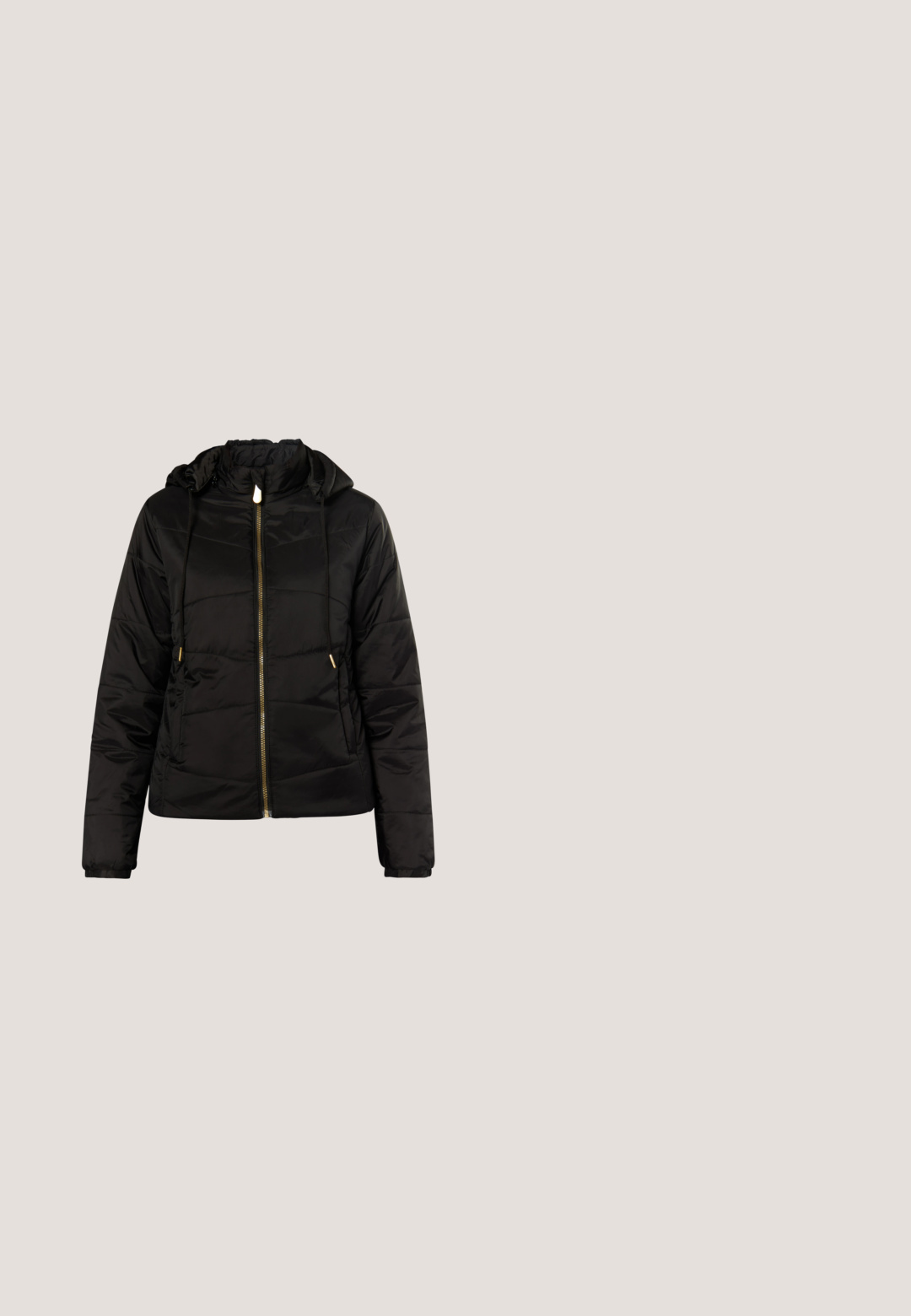 Zwarte pufferjack met een ritssluiting aan de voorkant, een capuchon en elastische manchetten. Voorzien van een gouden ritssluiting en accenten met een gewatteerde textuur en een croptop-ontwerp.; Zwarte hoodie t-shirt met korte mouwen, gemaakt van zachte stof. Heeft verstelbare trekkoorden en een relaxte fit. Eenvoudig ontwerp, geen patronen.; Zwarte shorts tot halverwege de dij met elastische tailleband en kanten afwerking bij de beenopeningen, getoond op een effen witte achtergrond.; Zwarte sneaker van synthetisch leer met geperforeerde details, een dikke ribbelzool, platte veters en een klein gouden logo aan de zijkant.; Kleine handtas met geel-zwarte luipaardprint, zwarte leren handvatten en zilveren sluitingen op een witte achtergrond.; Gouden metalen ketting met een gladde, ronde vorm. Voorzien van een kettingextender en een eenvoudige ronde sluiting voor aanpasbare lengte.
