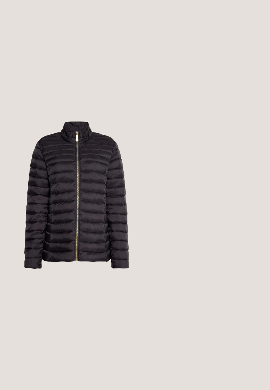 Sort pufferjakke med høj krave, vandret quiltning og en guld lynlås. Lavet af et glat, blankt materiale med et tætsiddende design.; Cremefarvet sweater med høj krave og kvart lynlås, prydet med sort "AIM'N" logo og "SPORTSWEAR" tekst, ribbede manchetter og kant, strikket tekstur.; Mørkeblå denimbukser med lige pasform, lukning med fem knapper og kontrasterende gul syning. Har frontlommer og ingen pynt.; Sorte mid-calf støvler med en tekstureret, fuzzy overdel og en glat læderbund. Snørebåndsdesign med en tyk, rillede sål for støtte.; Sort lædertaske med krokodillemønster, to håndtag, en frontlomme med lynlås og en lukning med klap.; Guldkædearmbånd med cirkulære led, to guldplader, en med sort midte, og en rund vedhæng med et geometrisk design.