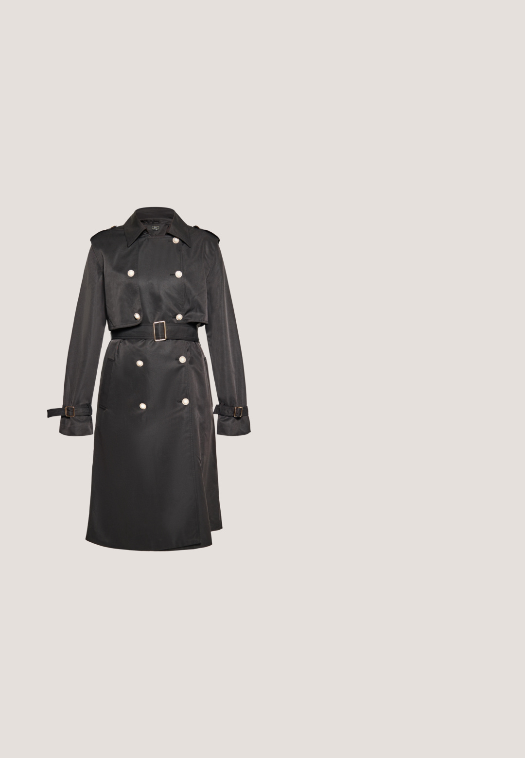 Zwarte trenchcoat met een dubbele knoopsluiting, grote knopen, gestructureerde kraag en een verwijderbare riem. Gemaakt van een gladde, gestructureerde stof.; Zwarte gecropte cardigan met lange mouwen, gemaakt van lichtgewicht gebreid materiaal. Heeft een open voorkant en afgeronde randen.; Zwarte bloemenjurk met witte en grijze bloemen, korte mouwen en een getailleerde taille die wordt benadrukt door een smalle zwarte riem.; Zwarte slingback hakken met puntige neuzen, een gestructureerde mesh bovenkant, slanke verstelbare band met zilveren gesp en 5 cm stiletto hakken.; Zwarte leren handtas met dubbele handvatten, zilveren studs en een verstelbare schouderriem op een witte achtergrond.; Zilveren manchette armband met een strakke, minimalistische uitstraling. Kenmerkt zich door het gegraveerde "DANIEL WELLINGTON"-label, een soepele metallic textuur en open uiteinden.