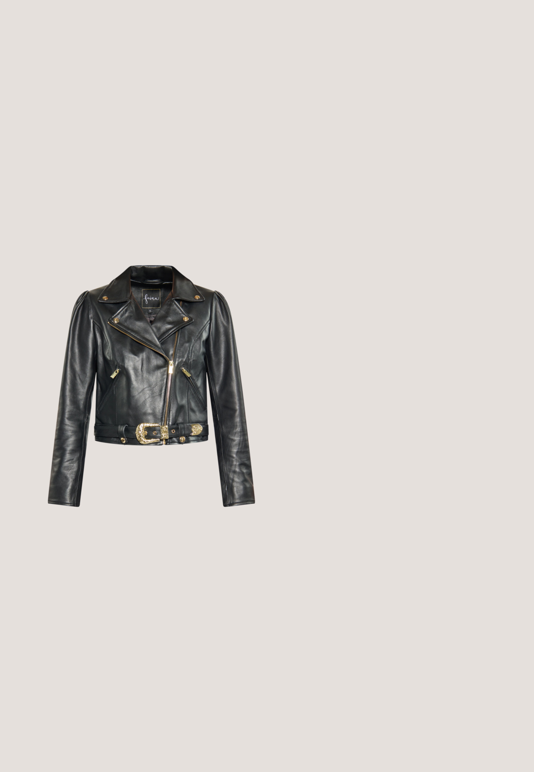 Zwarte leren kortjack met goudkleurige accessoires, een ceintuur in de taille, schuine zakken en een reverskraag met een ritsluiting.; Zwarte satijnen slipdress met dunne verstelbare banden, een V-halslijn en een rechte, vloerlange silhouet. Glad textuur en minimalistisch ontwerp.; Zwarte suède enkellaars met een spitse neus, stilettohak en een gladde textuur. Geen zichtbare hardware of patronen. Eenvoudige silhouet.; Zwarte gewatteerde leren tas met een gouden kettinghengsel. Bevat een sluiting van goudkleurig hardware en heeft een gladde textuur met geometrische patroonaccenten.; Goudkleurige kettinghalsketting met langwerpige, rechthoekige schakels met een gladde afwerking. Consistente dikte over de gehele lengte met een stevige sluiting.; Zwarte leren riem met een brede band, voorzien van een goudkleurige dubbele gesp en meerdere gaten voor verstelbare maat. Soepele textuur en strak ontwerp.