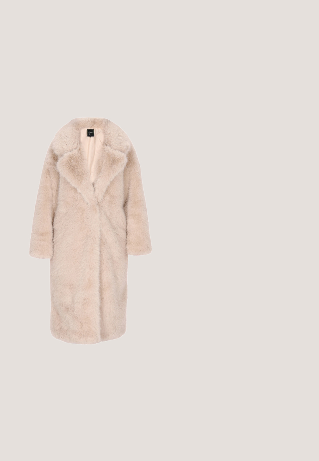 Nep bonten coat in lichtbeige, halflang met een sjawl-kragen, oversized pasvorm en zijzakken. Zachte, gestructureerde oppervlakte zonder patronen.; Bordeaux halterjurk met ruches aan de zijkant; aansluitende silhouet; gemaakt van gladde, rekbare stof; vloerlange ontwerp.; Beige pumps met spitse neus en transparante zijkanten, bedekt met kleine fonkelende strassteentjes, met een slanke metalen hak.; Rechthoekige zonnebril met een roségouden metalen frame en bruin getinte lenzen. Slanke poten met een minimalistisch ontwerp en geen zichtbare patronen.; Glinsterende taupe clutch met een zwart metalen frame bovenaan en een afneembare gouden kettingriem opgerold aan de basis.; Roze gouden bangle armband met een gebogen ontwerp en een rij heldere kristallen, met een strakke, gepolijste afwerking.