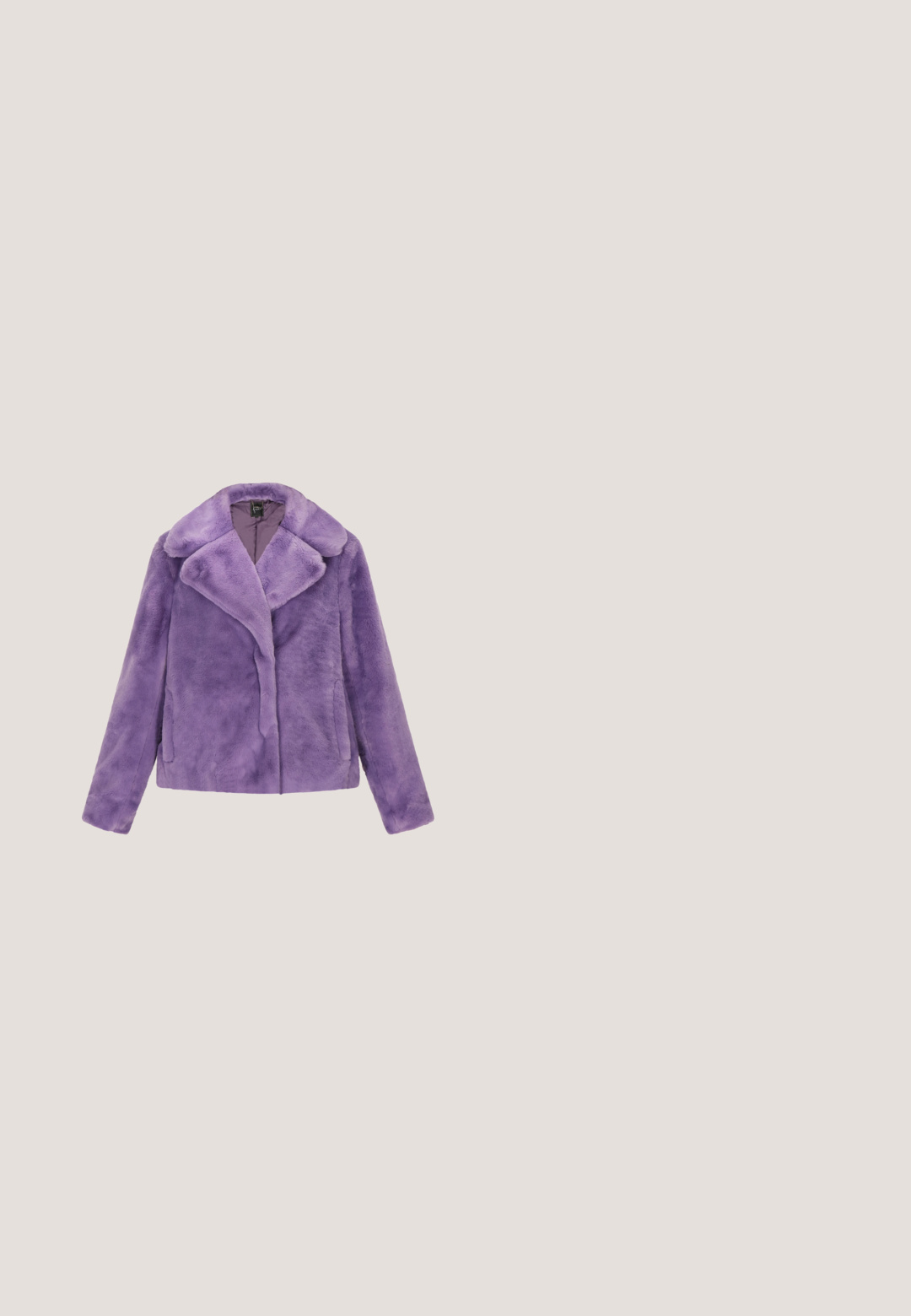 Chaqueta de piel sintética morada con un amplio cuello, mangas largas y bolsillos laterales; textura suave y diseño de cierre frontal.; Suéter envolvente de material suave y rosa claro. Cuenta con mangas largas, escote en V pronunciado y cierre con lazo en el lateral. Texturizado con un acabado esponjoso.; Vestido de satén púrpura con patrón de jacquard floral, escote en V, cintura fruncida y mangas largas con puños elásticos.; Zapato de ante morado con tacón bloque, que presenta un lazo y adornos en la punta. Correa ajustable para un ajuste seguro.; Alma en Pena Clutch - Lilac; Collar de cadena de plata con pequeñas cuentas cilíndricas multicolores espaciadas de manera uniforme, con cierre de langosta y extensión de cadena ajustable.