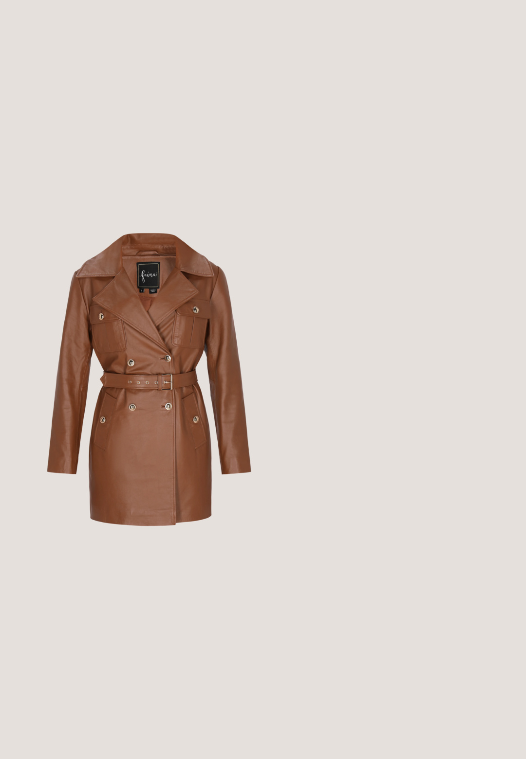 Brun læder trench coat med dobbeltbrystet design, stor krave, to frontlommer og et matchende bælte. Glat tekstur, struktureret silhuet.; Mørkeblå denimskjorte med lange ærmer, knaplukning fortil, to brystlommer med klapper og kontrasterende gule sømme.; Hvide cargobukser med lige ben, sidelommer med klap, bæltestropper og lynlås foran, vist på en ensfarvet baggrund.; Brun ruskinds-ankelstøvle med spids tå. Broderet bølget mønster i hvid. Stablet brun hæl. Glat tekstur.; Kremfarvet lærredstaske med brune læderhåndtag, kant og RL-logo foran, stående oprejst mod en ensfarvet baggrund.; Flettet brun læderbælte med guld- og beige accenter, med spænde i guldfarvet metal og syede læderender.