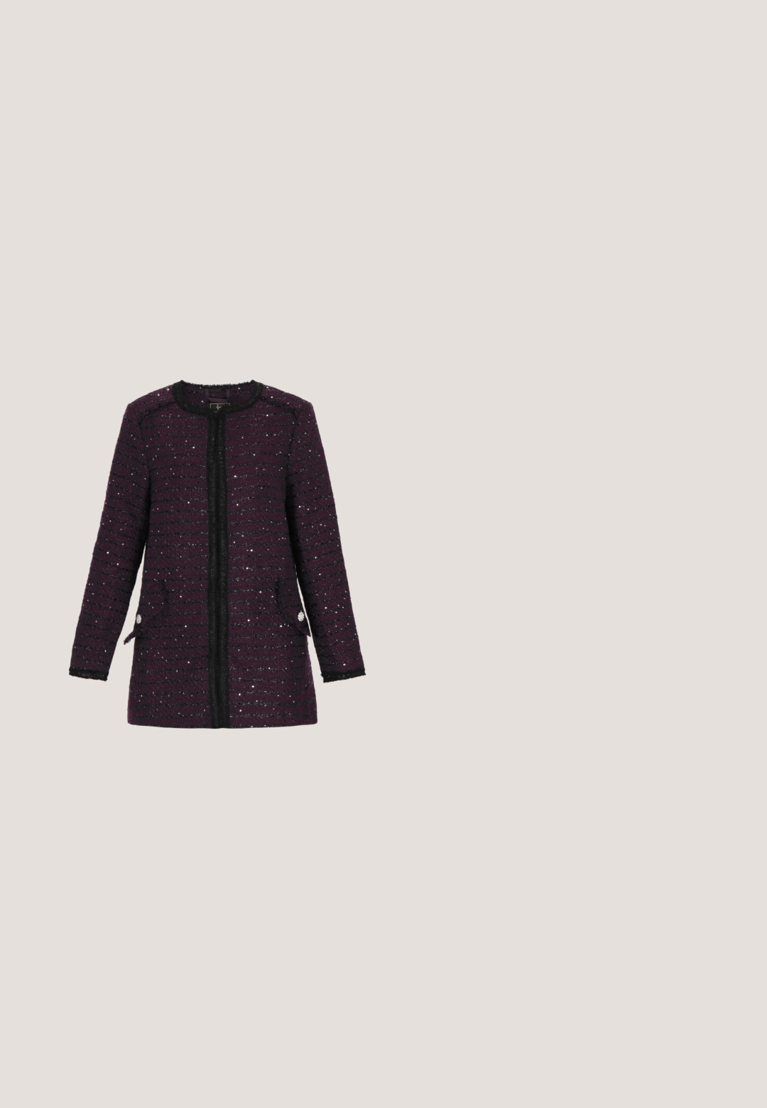 Manteau en tweed violet avec bord noir, tissu texturé, deux poches avant et accents argentés. Coupe droite et manches longues avec bords effilochés.; Robe noire à manches longues avec col haut, patte de boutonnage et motifs en sequins ronds créant un design texturé et brillant.; Sandale à talon haut rose avec bout ouvert, présentant un design à lanière en T, des panneaux en mesh et un talon fin. Texture lisse avec une finition brillante.; Lunettes de soleil Gucci en forme de chat noir avec des verres gris dégradés, branches larges et nom de la marque visible sur la branche, posées sur une surface blanche.; Petit sac pochette rectangulaire gris foncé orné de strass clairs disposés en motif rayonnant, avec une bandoulière chaîne argentée.; Deux bracelets délicats en chaîne d'or, l'un avec de petites perles, l'autre avec des breloques en perle et cristal, posés à plat sur une surface pâle.