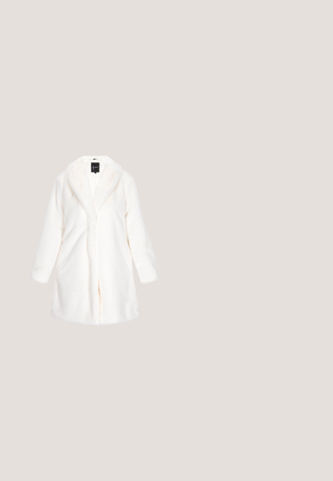 Abrigo largo de piel sintética blanca con cuello ancho y mangas largas, mostrado sobre un fondo blanco liso.; Camiseta blanca de algodón con un logo triangular rojo que incluye el texto "GUESS U.S.A." y varias fechas. Manga corta y cuello redondo.; Pantalones ajustados de color verde oscuro con costuras frontales y solapas de bolsillo abotonadas, mostrados sobre un fondo claro y liso.; Zapato de tacón stiletto de cuero negro con punta puntiaguda y tacón alto y delgado sobre un fondo blanco, mostrado de lado.; Bolso Hugo de cuero negro con dos asas, correa desmontable y cordón decorativo en blanco y negro con dije de corazón dorado.; Pulsera de cadena de oro con un colgante central redondo incrustado con cristales transparentes y seis pequeñas cuentas colgantes adornadas con cristales, cierre de langosta.