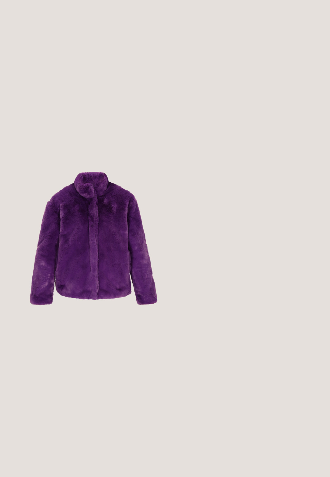 Lila Kunstpelzjacke mit langen Ärmeln und hohem Kragen, auf einem weißen Hintergrund präsentiert.; Weißes, geripptes Croptop mit Rundhalsausschnitt und schwarzem "Von Dutch"-Logo in der Mitte. Hergestellt aus einem dehnbaren Baumwoll-Mischgewebe.; Hellblaue Sweatpants mit einem Batikmuster, elastischem Bund und gerippten Knöcheln. Weicher Stoff, lässige Passform und Seitennähte.; Hellgrauer und gelber Sportschuh mit Netzdetails, gepolsterter Sohle und Schnürsenkeln, von der Außenseite vor weißem Hintergrund gezeigt.; Holographische Handtasche mit cartoonartigen Augen, Reißverschluss-Design, Friedenszeichen, At-Symbol und Text-Patches mit den Worten „ja“, „nein“ und „ich“.; Goldene Halskette mit herzförmigem Verschluss und drei anhängenden Charms: zwei Perlen und ein tropfenförmiger Stein.