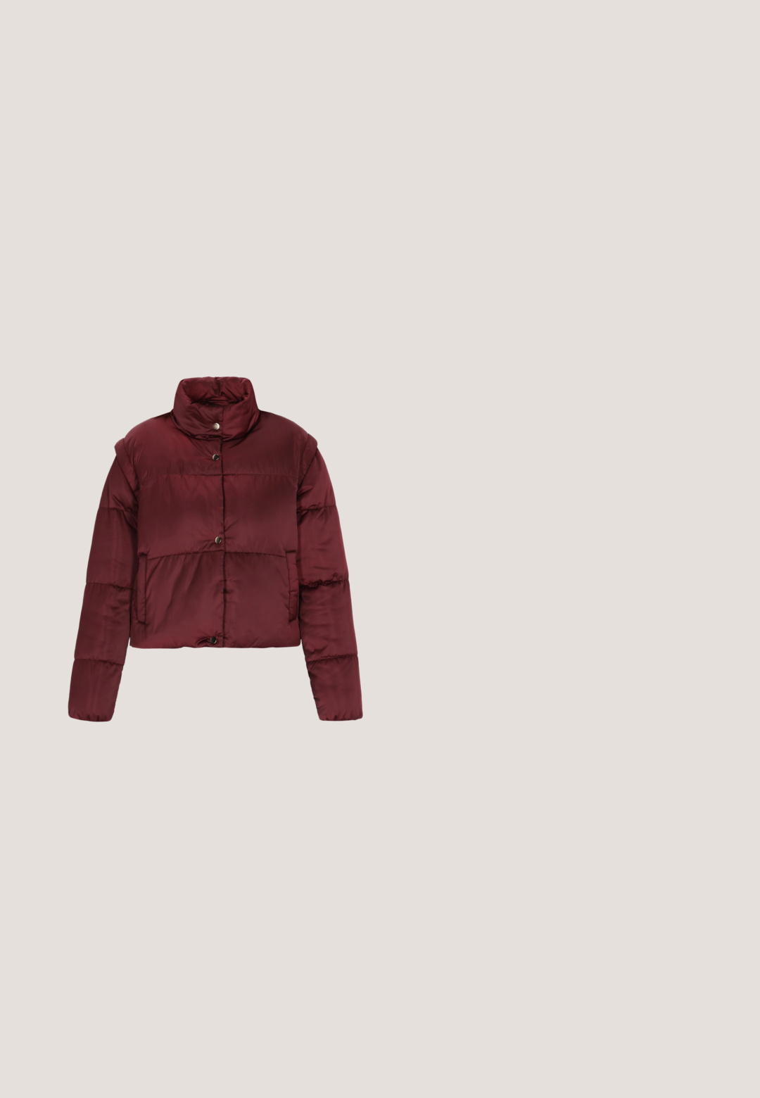 Bordeaux cropped pufferjack met hoge kraag, knoopsluiting en een gekartelde textuur met twee voorzakken.; Zwart-wit horizontaal gestreept off-shoulder top met brede omgeslagen halslijn en aansluitend lichaam op effen achtergrond.; Wijdvallende jeans in vervaagd zwarte denim, met een hoge taille en een decoratieve zwarte bloemenaccent op de tailleband.; Zwarte leren slingback ballerina met een vierkante neus, voorzien van een glanzende lakrand en verstelbare banden voor een veilige pasvorm.; Pepe Jeans Handtas - black; Goudkleurige ketting met kleine hartvormige bedeltjes gelijkmatig geplaatst op een dunne ketting en een karabijnsluiting met verlengstukjes.