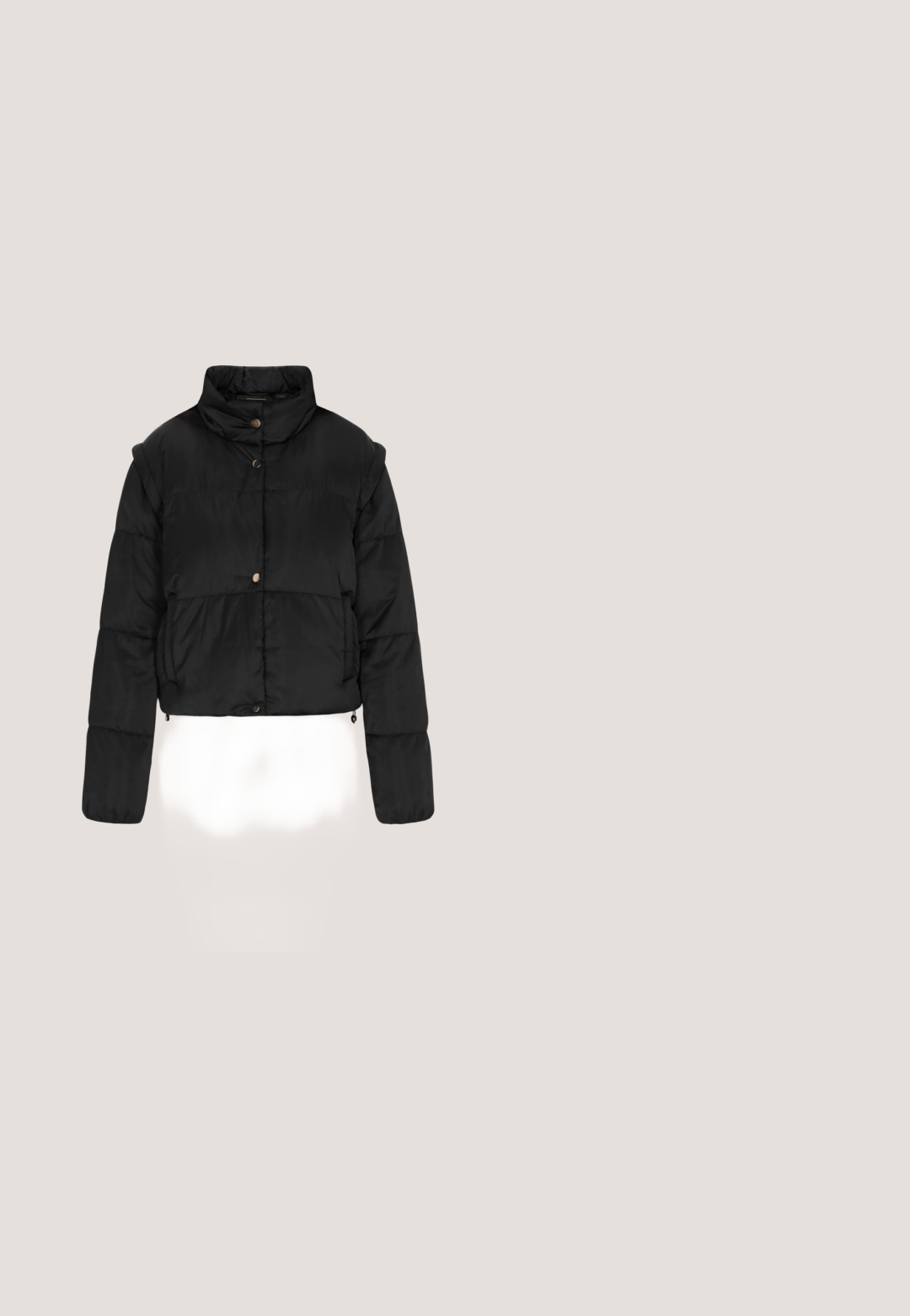 Schwarz gekürzte Pufferjacke mit hohem Kragen, Druckknopfverschluss und horizontalem Steppmuster für Isolation. Weicher, glatter Stoff.; Schwarzes Langarm-Polo-Shirt mit gerippter Textur, Knopfverschluss und einem dezenten Logo. Verfügt über ein klassisches Kragen-Design.; Schwarze weite Hosen mit glatter Textur und elastischem Bund. Sie haben eine lockere Passform, die sich leicht zum Saum hin verjüngt.; Schwarzer Wildleder-Stiefeletten mit dicker Sohle, Fellfutter am Kragen und dekorativem goldenen Schnallenriemen an der Seite.; Schwarze, geschwungene Schultertasche mit goldenen Verschlüssen und Reißverschluss, strukturierter Oberfläche und goldenem "LIU JO"-Logo vorne in der Mitte.; Goldfarbene, herzförmige Ohrringe mit zwei übereinander gestapelten Herzen, die auf dem größeren Herz mit "CPH STUDIOS" graviert sind.