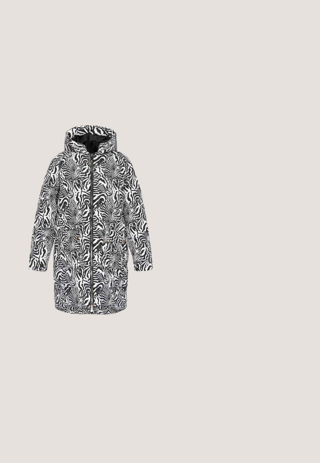 Gepolsterte Jacke mit einem schwarz-weißen Zebra-Muster, ausgestattet mit einer Kapuze, einem Reißverschluss auf der Vorderseite, zwei Taschen und goldenen Hardware-Details.; Schwarzes Kurzarmhemd mit kunstvollen, wirbelnden goldenen Barockmustern und dezentem kursivem Text überall.; Gestreifte Strickshorts mit einem blauen, schwarzen und weißen geometrischen Design, kontrastierenden gelben Akzenten und seitlichen Taschen.; Schwarze Knöchelstiefel mit einem klobigen Absatz, aus Leder, mit dekorativem goldenen Zubehör und einem gemusterten gelben Stoffkragen. Strukturiertes Sohlenmaterial.; Schwarze strukturierte Lederhandtasche mit Metallkettenriemen und gebogenem Metallgriff, vorne mit Steve Madden-Logo.; Goldene Gliederarmband mit Karabinerverschluss, mit zwei runden Anhängern, eines graviert mit „DKNY“ und eines mit klaren Strasssteinen.