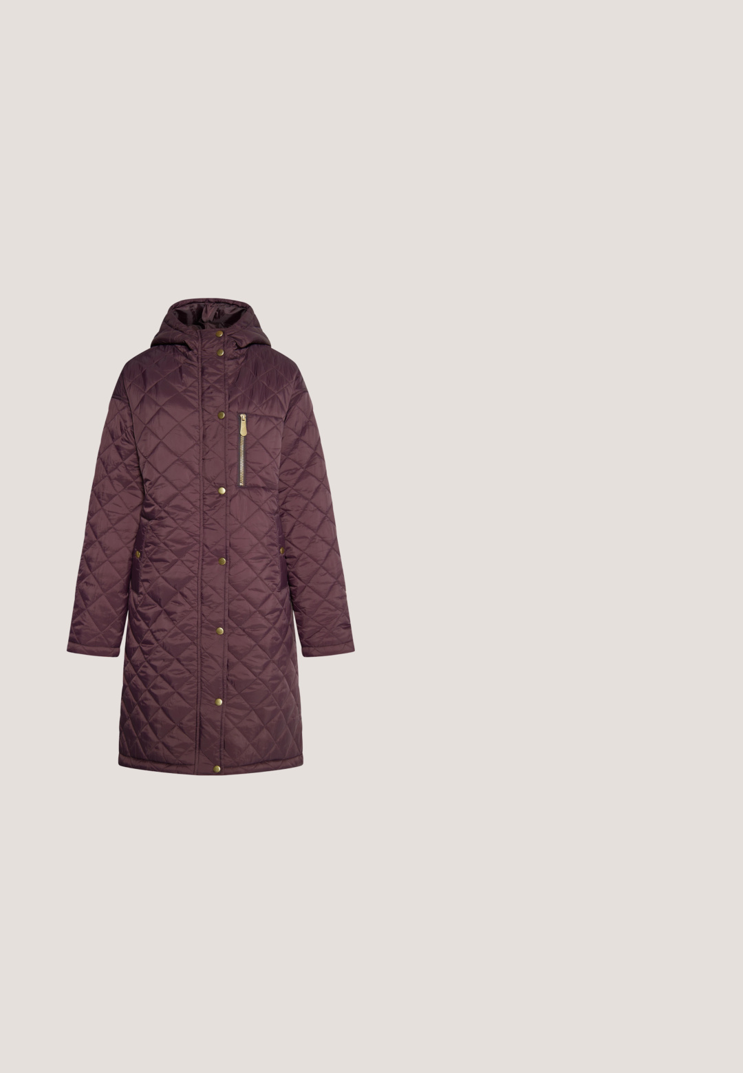 En knælang, hættebeklædt, quiltet frakke i mørk lilla med diamantmønstre, der har en lynlåslomme på brystet og gyldne trykknapper.; Bordeaux turtleneck sweater med lange ærmer, lavet af blødt strikmateriale. Har ribbede manchetter og kant for en tætsiddende finish.; Bordeaux fløjl flared bukser med høj talje, der har forlommer og knaplukning. Blød tekstur og ensartet syning overalt.; Dr. Martens MAYBOLE CHELSEA - Plateaustøvletter - black/cherry red; Kompakt mørk bordeaux skuldertaske med dobbelte håndtag, front lynlåslomme og justerbar rem på hvid baggrund.; Guldring med en ovalslibet lilla ametyst sat i en glat kærv, med en poleret ring, der bliver smallere mod bagsiden.